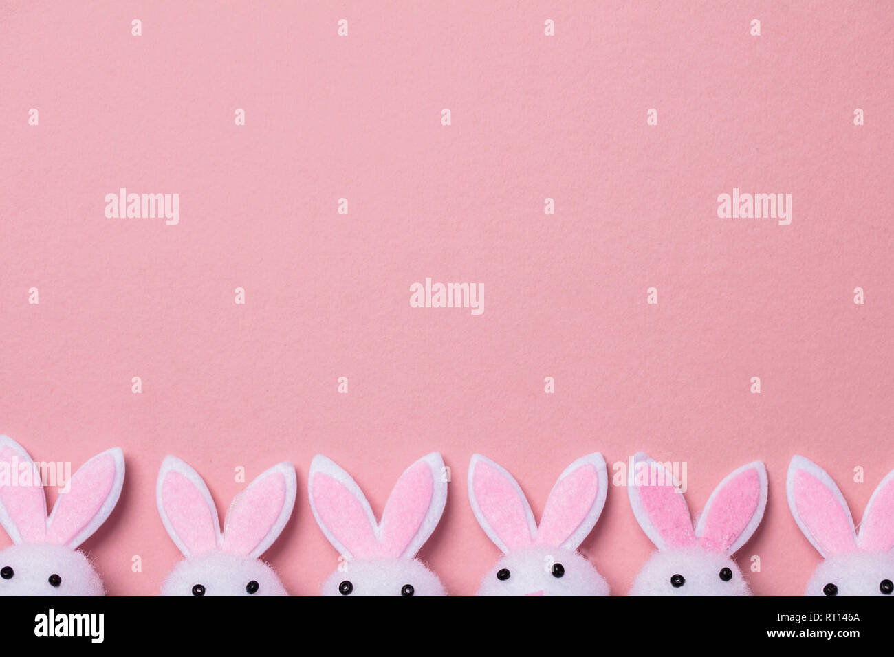 Oreilles de lapin sur un fond rose pastel Banque D'Images