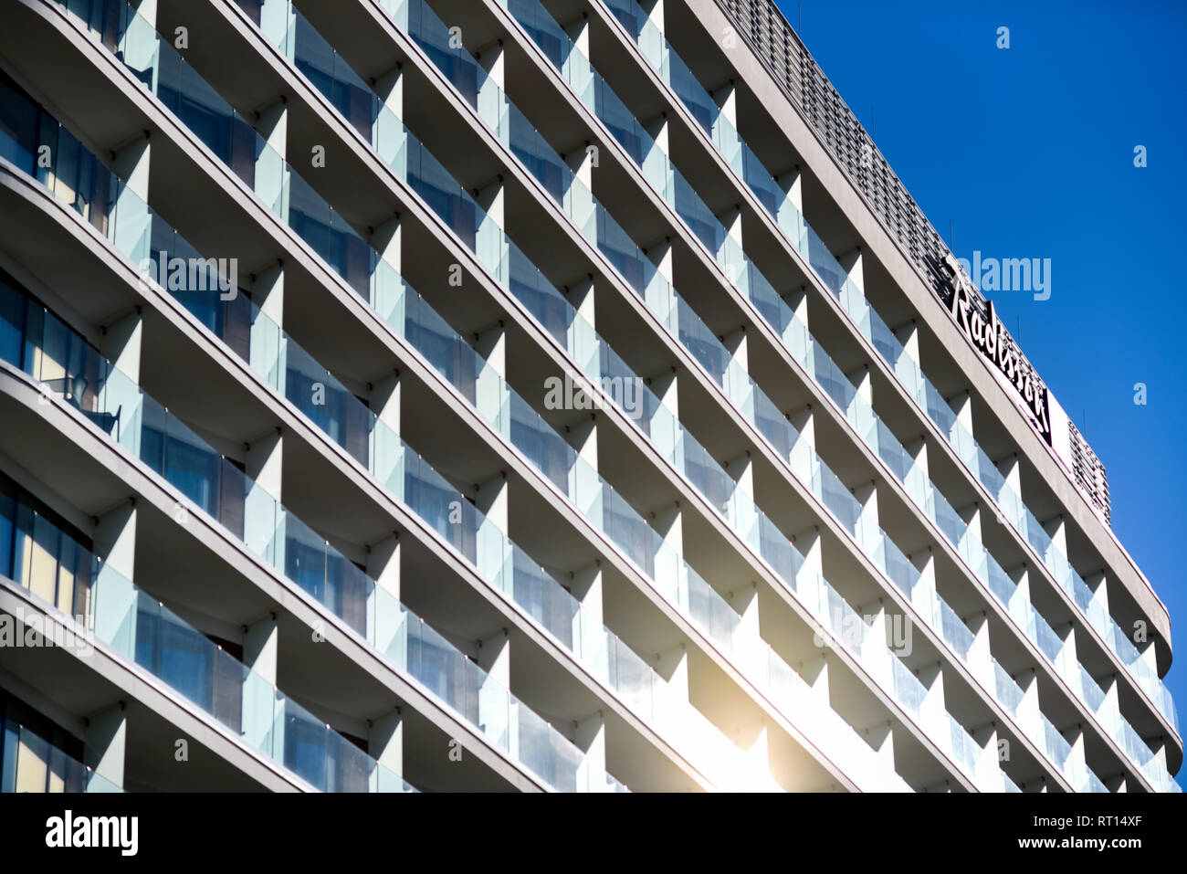 Swinoujscie, Pologne, le 22 février 2019 : l'architecture de l'hôtel Radisson lors d'une journée ensoleillée. Banque D'Images