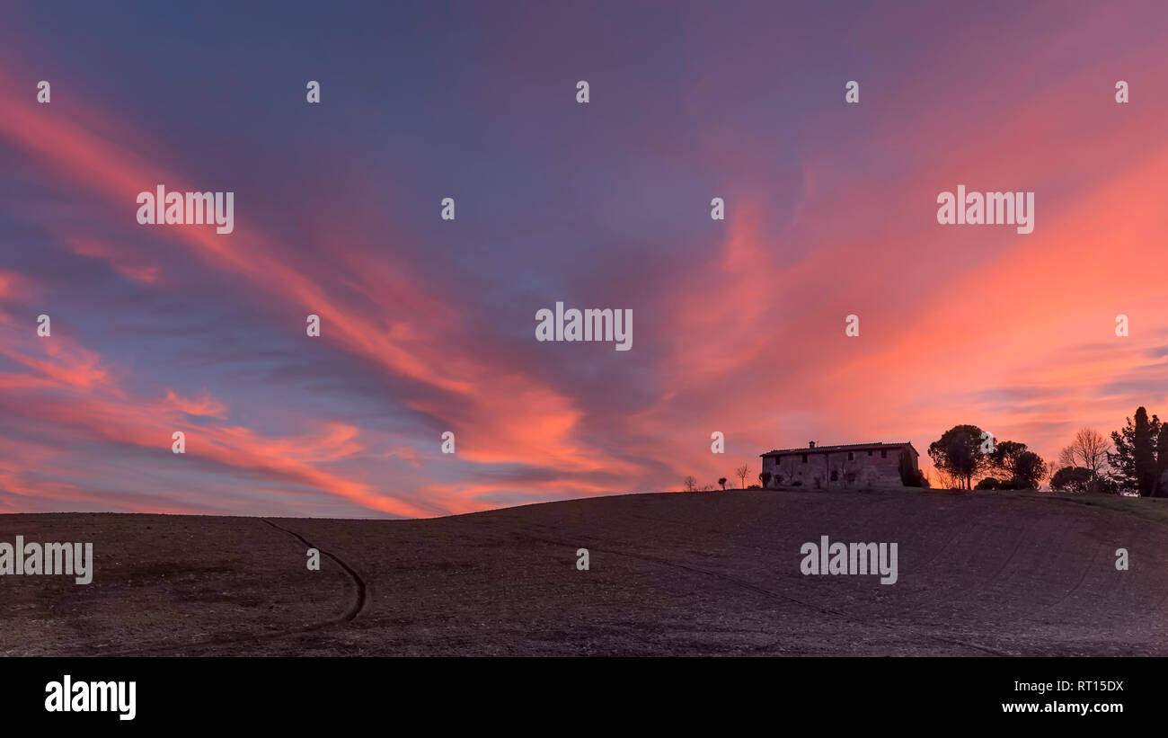 Ancienne ferme en pierre abandonnée au coucher du soleil, campagne de Sienne, Toscane, Italie Banque D'Images