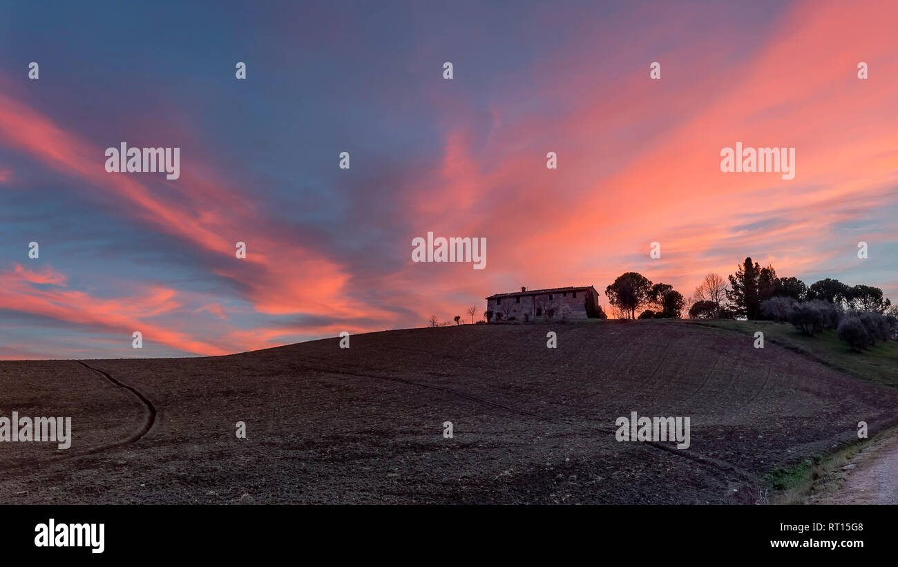 Ancienne ferme en pierre abandonnée au coucher du soleil, campagne de Sienne, Toscane, Italie Banque D'Images