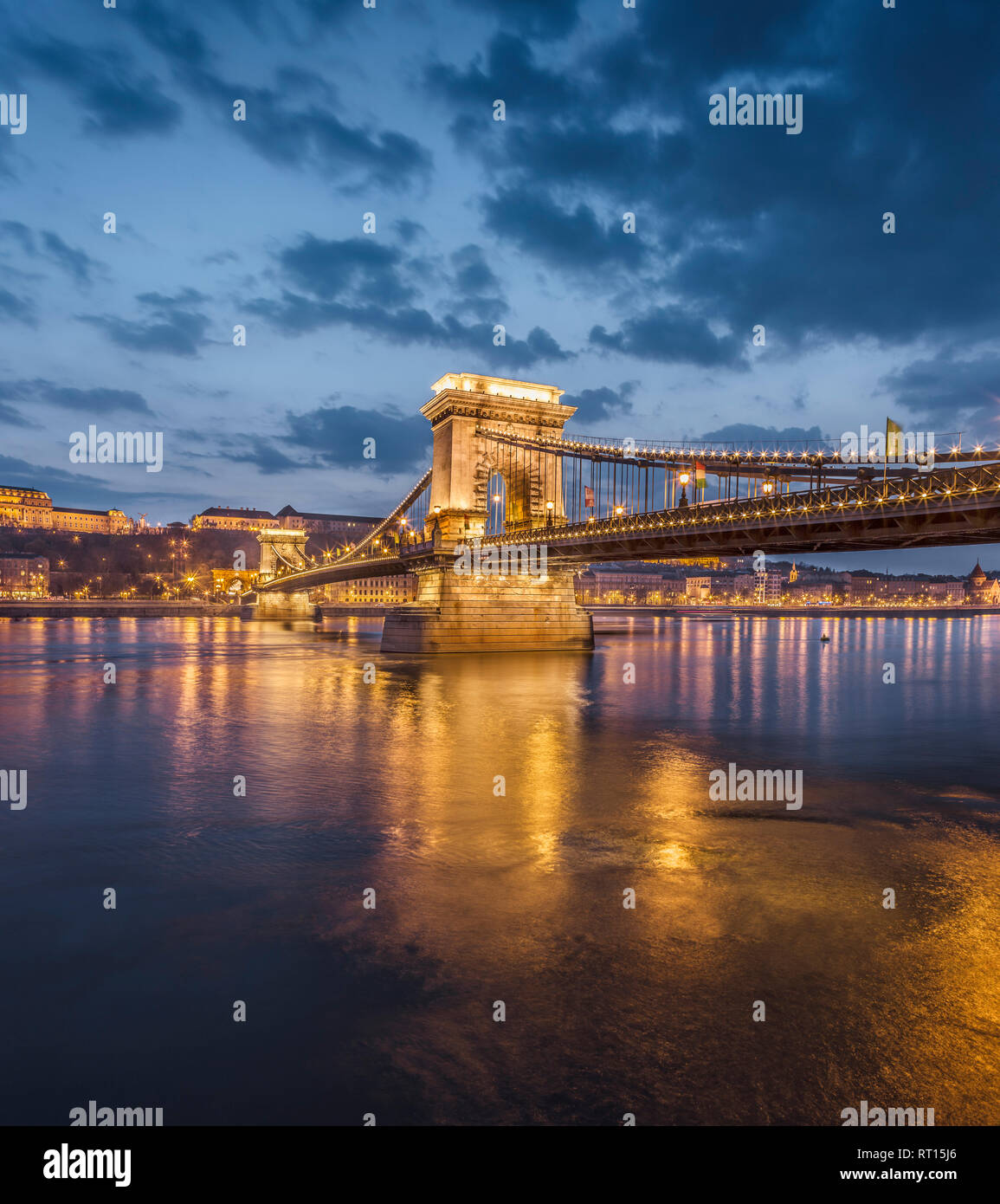 Le Pont des chaînes Széchenyi et le Danube avec la colline du château à l'arrière-plan éclairé la nuit. Budapest, Hongrie. Banque D'Images