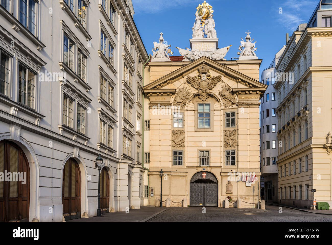 Vienne, Autriche - 31 décembre 2017. Manège militaire impériale sur la place Am Hof, maintenant utilisé comme arsenal pour pompiers de Vienne. Bâtiment historique décoré wit Banque D'Images