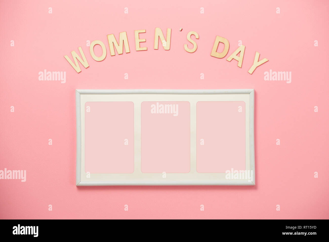 La journée de la femme, concept heureux jour de la femme, Journée internationale de la femme. Texte jour Womans avec cadre en bois sur fond de corail Banque D'Images