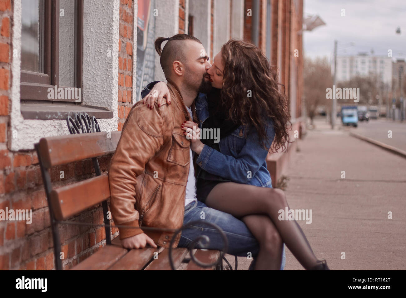Couple romantique dans l'amour les baisers, assis sur le banc Banque D'Images
