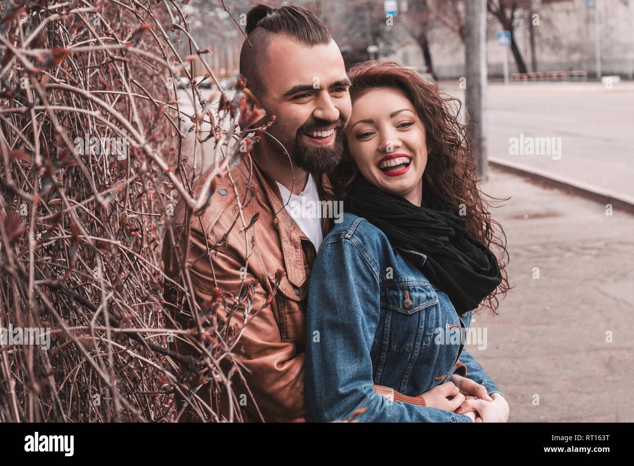 Couple heureux en amour sur une rue de la ville par une journée d'hiver. Banque D'Images