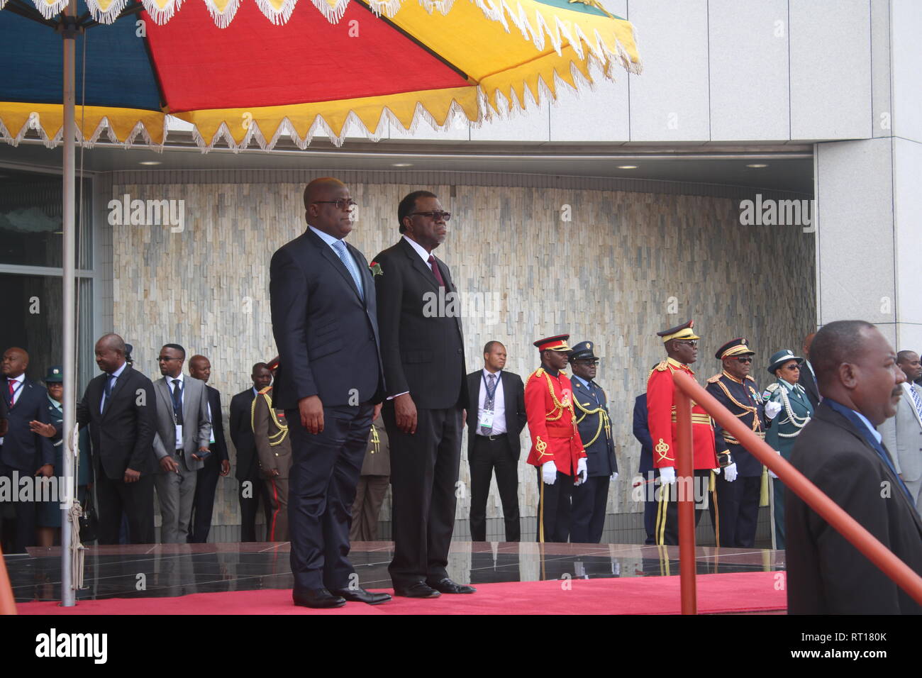 (190227) -- WINDHOEK, le 27 février 2019 (Xinhua) -- le président namibien Hage Geingob (R), accueille le président de la République démocratique du Congo (RDC) Felix Tshisekedi Tshilombo (L) à Windhoek, Namibie, le 26 février 2019. (Xinhua/pin Douglas) Banque D'Images