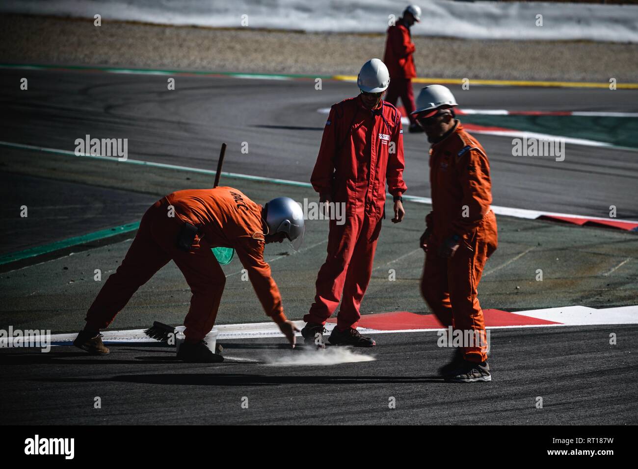 Barcelone, Espagne. Feb 27, 2019. Nettoyer les maréchaux de piste de taches d'huile pendant six jours de l'hiver Formule 1 essais au Circuit de Catalunya Crédit : Matthias Rickenbach/Alamy Live News Banque D'Images