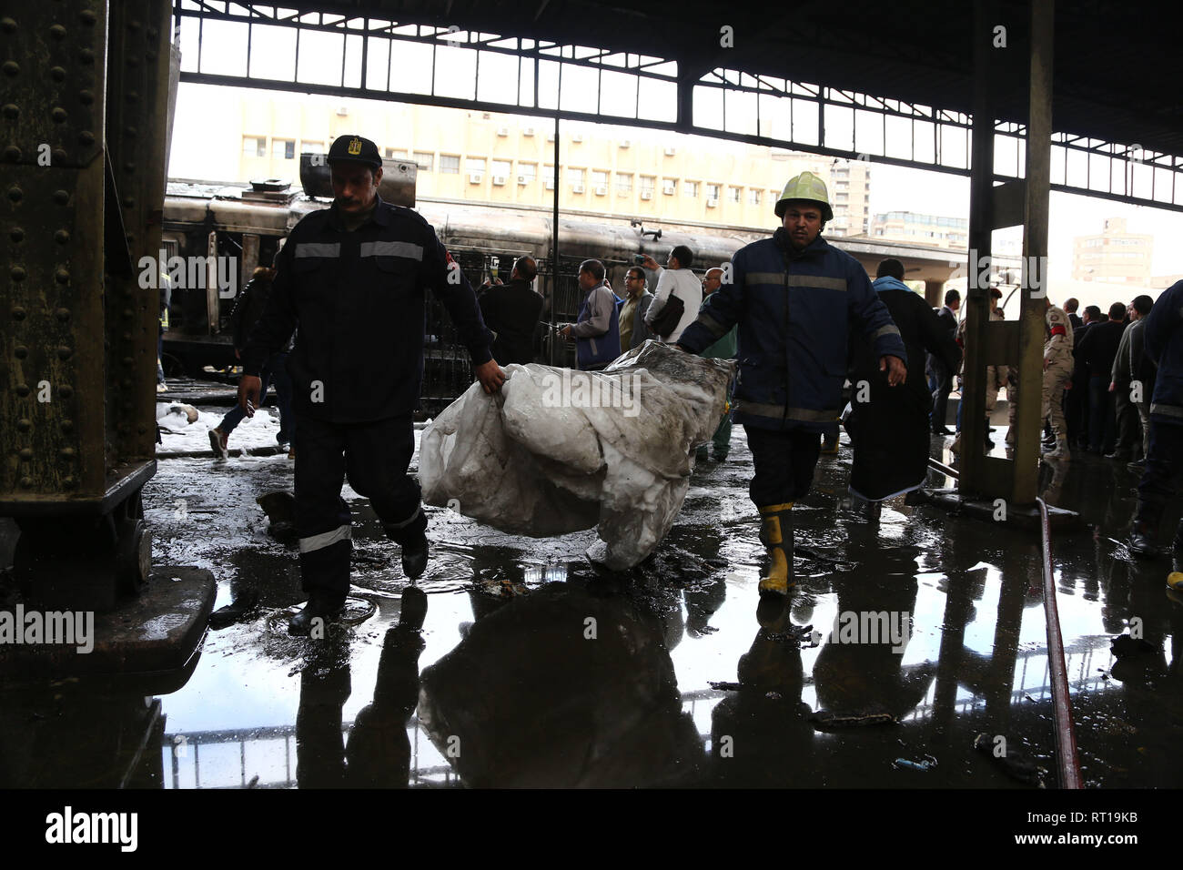 Le Caire, Égypte. Feb 27, 2019. Les sauveteurs travaillent à la gare après un incendie au Caire, Égypte, 10 févr. 27, 2019. Au moins 20 personnes ont été tuées et plus de 40 autres blessés lorsqu'un incendie a éclaté à l'intérieur de la gare principale au centre ville de la capitale de l'Egypte Le Caire le mercredi, à la gestion de l'état déclaré Nile TV. Credit : Ahmed Gomaa/Xinhua/Alamy Live News Banque D'Images