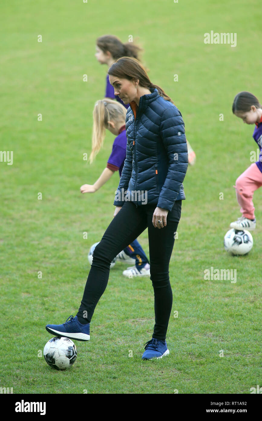 Windsor Road, Belfast, Irlande du Nord. 27 févr. 2019. Son Altesse Royale le duc et la duchesse de Cambridge arrive à l'Association de football irlandais à Windsor Park, Belfast, comté d'Antrim, en Irlande du Nord, le Mercredi, Février 27, 2019. Prince William et Kate ont commencé une visite de 2 jours de l'Irlande du Nord. Ils affichent leurs aptitudes de football avec les jeunes enfants locaux. Photo/Paul McErlane/Alamy Live News Banque D'Images