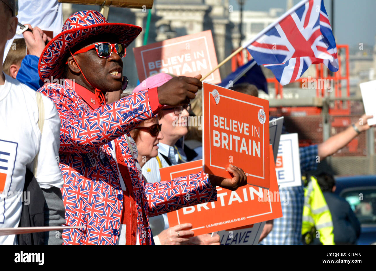 Londres, 27 févr. 'Rival' est pas tartes (anti-Brexit) et 'Quitter signifie quitter (Pro-) manifestants rencontrez à l'extérieur du Parlement de Westminster. Credit : PjrNews Banque D'Images