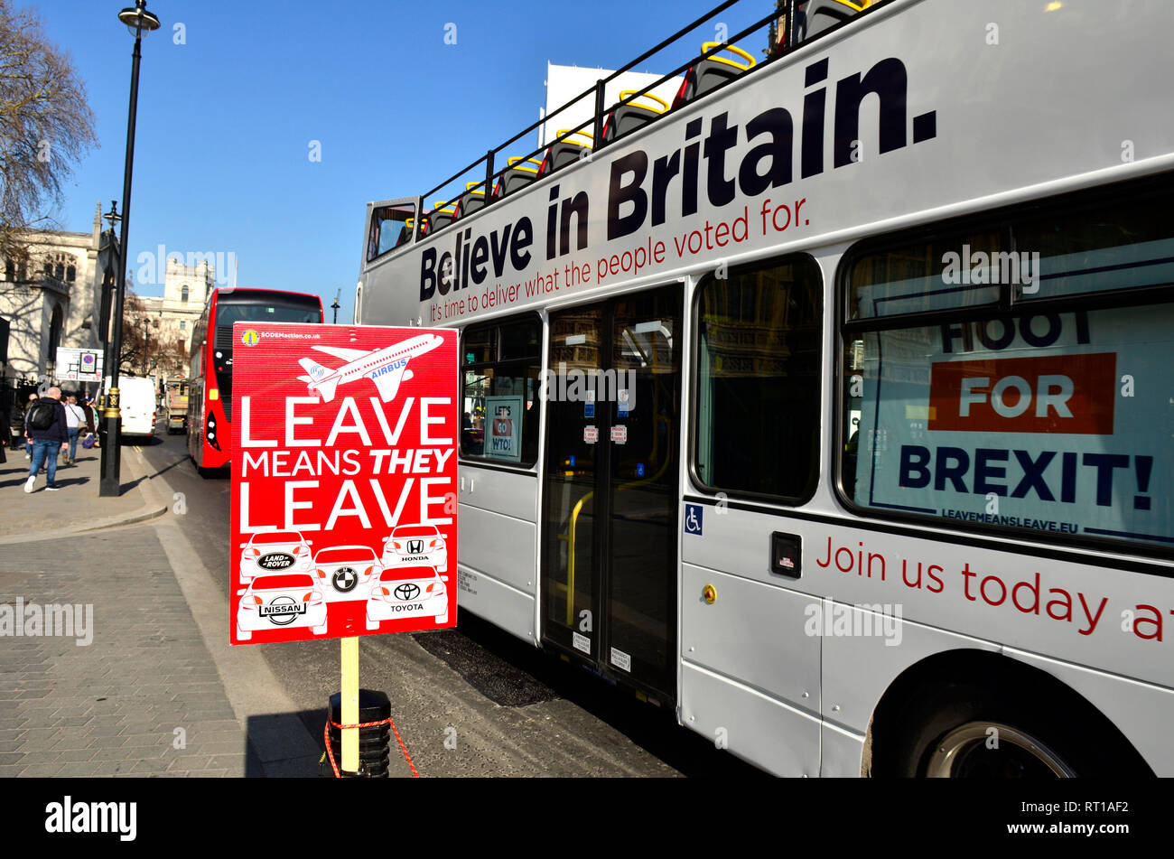 Londres, 27 févr. 'Rival' est pas tartes (anti-Brexit) et 'Quitter signifie quitter (Pro-) manifestants rencontrez à l'extérieur du Parlement de Westminster. Credit : PjrNews Banque D'Images