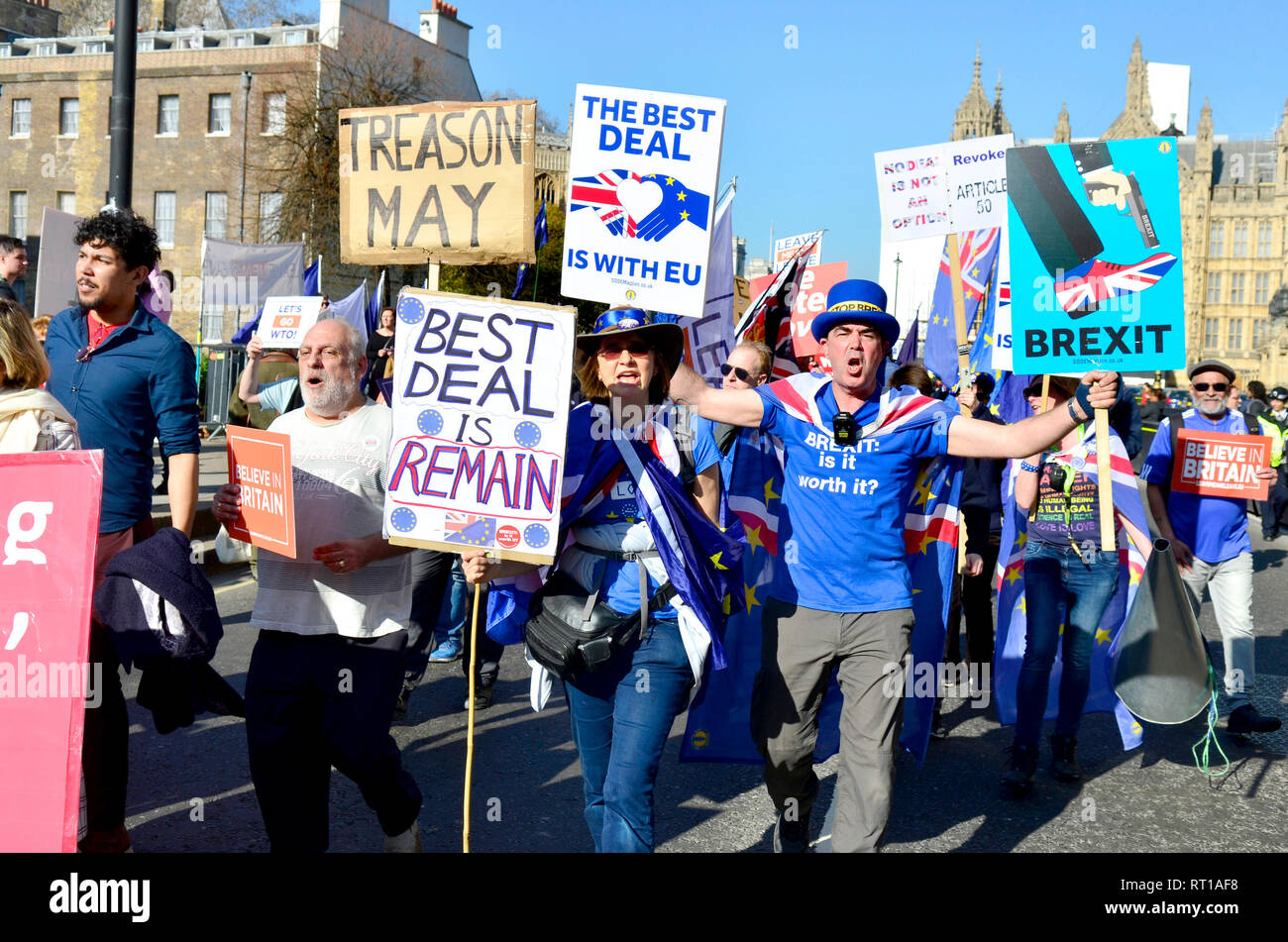 Londres, 27 févr. 'Rival' est pas tartes (anti-Brexit) et 'Quitter signifie quitter(Pro-) manifestants rencontrez à l'extérieur du Parlement de Westminster. Steve Bray, à l'avant. Credit : PjrNews Banque D'Images