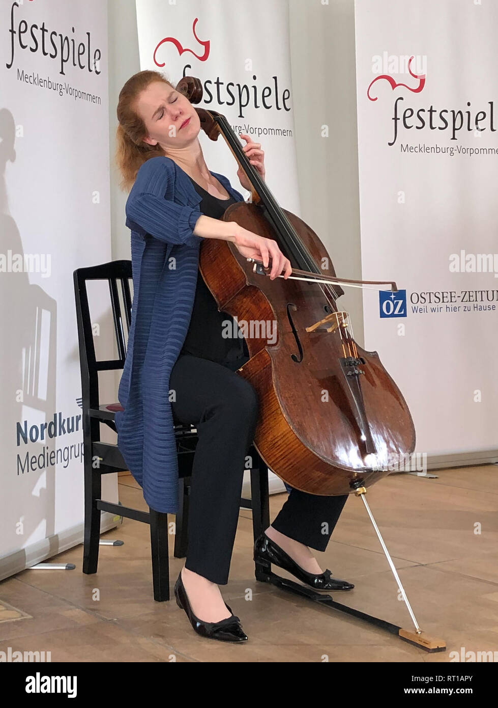 Schwerin, Allemagne. Feb 27, 2019. Le violoncelliste hollandais Harriet Krijgh joue son violoncelle lors d'une conférence de presse du Festspiele Mecklenburg-Vorpommern. Avec 152 concerts dans 83 lieux, le Festspiele offre de nouveau les amis de la musique classique un vaste programme cet été. Crédit : Frank-Zentralbild Pfaff/dpa/dpa/Alamy Live News Banque D'Images