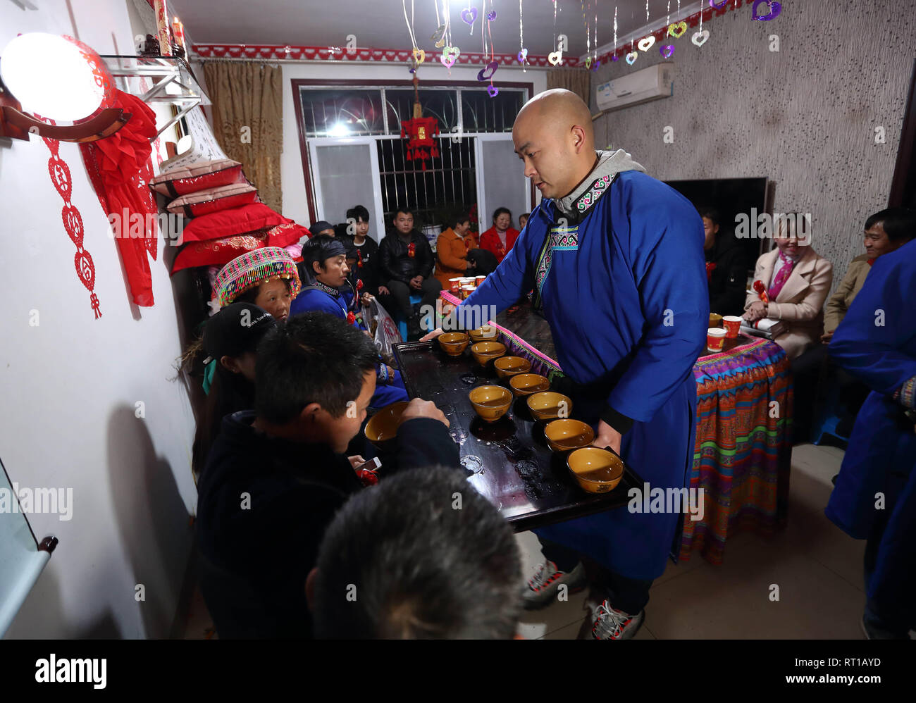 (190227) -- WENZHI LANE, le 27 février 2019 (Xinhua) -- les familles des deux côtés chat, féliciter et pain grillé dans la maison du fiancé dans Wenzhi Lane County, au sud-ouest de la province chinoise du Sichuan, le 26 février 2019. Yang Yuqiao et Han Yujie, de l'ethnie Miao, couple, attaché le noeud dans un style traditionnel Miao dans Wenxing, au sud-ouest du comté de la province chinoise du Sichuan, du 24 au 26 février 2019. Yang Yuqiao, le marié de 25 ans, travaille comme guide touristique dans le géoparc mondial UNESCO Wenzhi Lane, et Han Yujie, l'épouse de 23 ans, travaille comme professeur dans le canton de Miao Dahe Wenzhi Lane Comté. Au cours du travail bénévole de Huashan Festi Banque D'Images