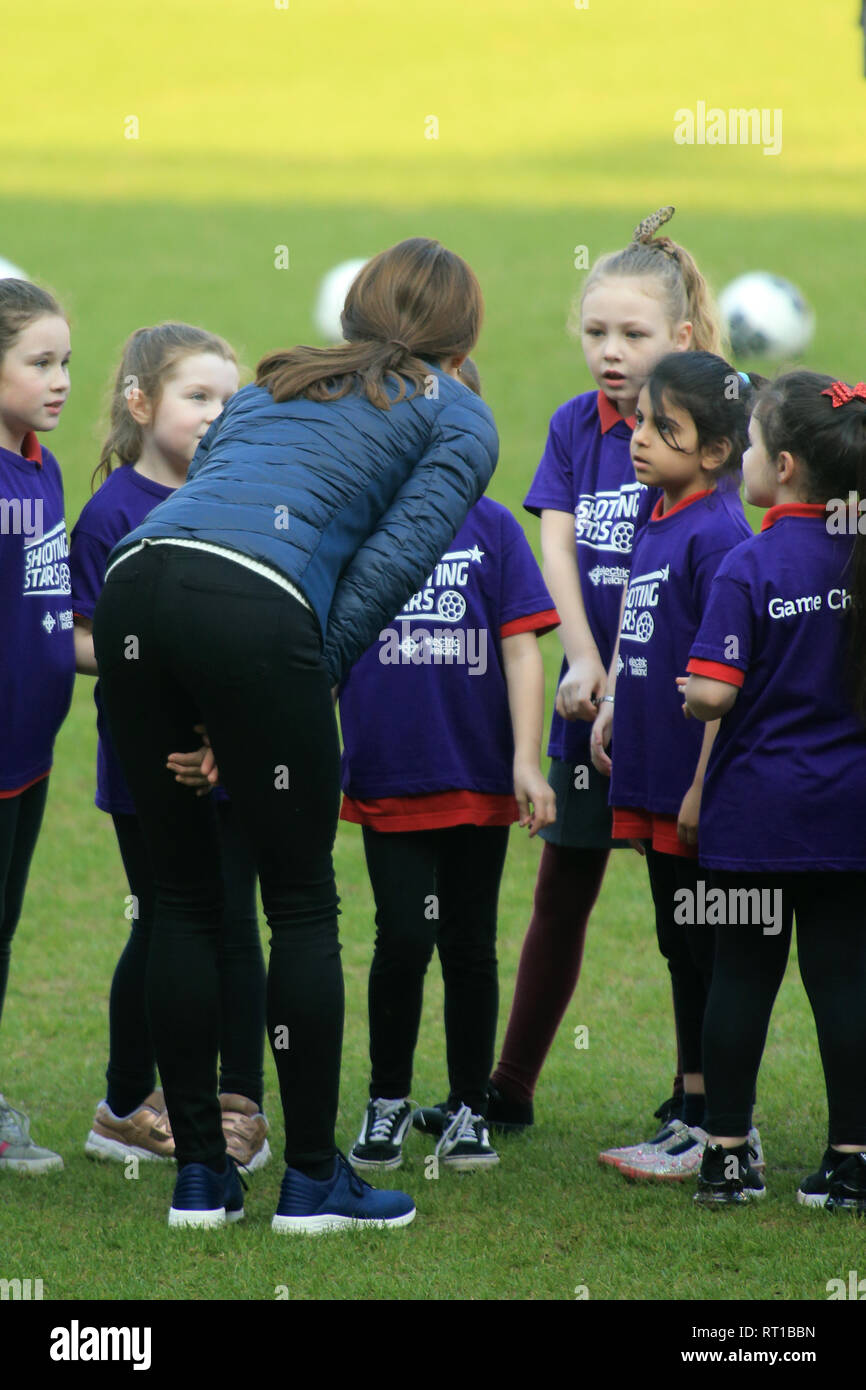 Belfast, Irlande du Nord. 27 févr. 2019. Son Altesse Royale le duc et la duchesse de Cambridge arrive à l'Association de football irlandais à Windsor Park, Belfast, le comté d'Antrim, le Mercredi, Février 27, 2019. Prince William et Kate ont commencé une visite de 2 jours de l'Irlande du Nord. Ils affichent leurs aptitudes de football avec les jeunes enfants locaux. Photo/Paul McErlane/Alamy Live News Banque D'Images