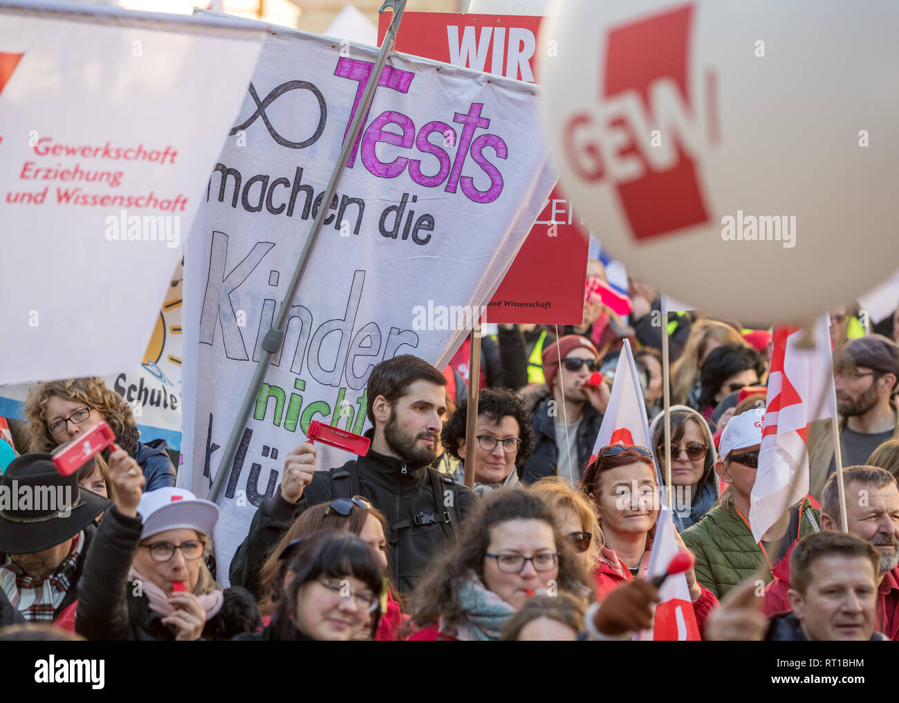 Schwerin, Allemagne. Feb 27, 2019. Les enseignants, du ministère et des représentants de l'Etat et d'autres fonctionnaires protestent de plus d'argent dans le cadre de la négociation collective. Les syndicats demandent une augmentation de salaire de 6  %, mais au moins 200 euros. Credit : Jens Büttner/dpa-Zentralbild/dpa/Alamy Live News Banque D'Images