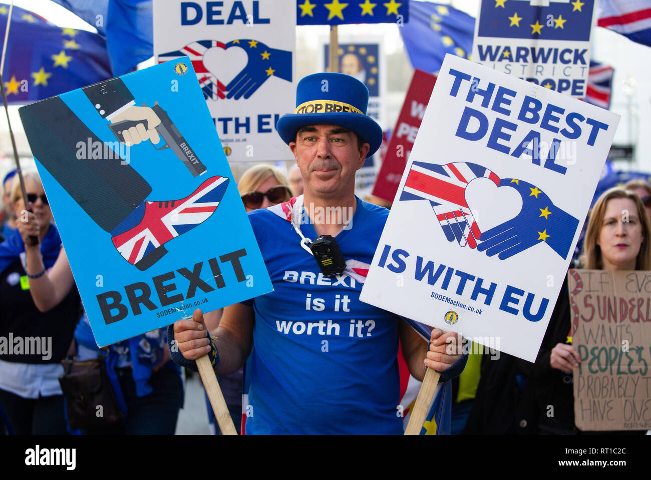 Londres, Royaume-Uni. Feb 27, 2019. Restent partisans démontrer à Westminster. Ils s'opposent à quitter l'Union européenne le 29 mars ou à une date ultérieure. Ils aimeraient rester dans les 28 États membres. Certains d'entre eux exigent un vote du peuple. Credit : Tommy Londres/Alamy Live News Banque D'Images