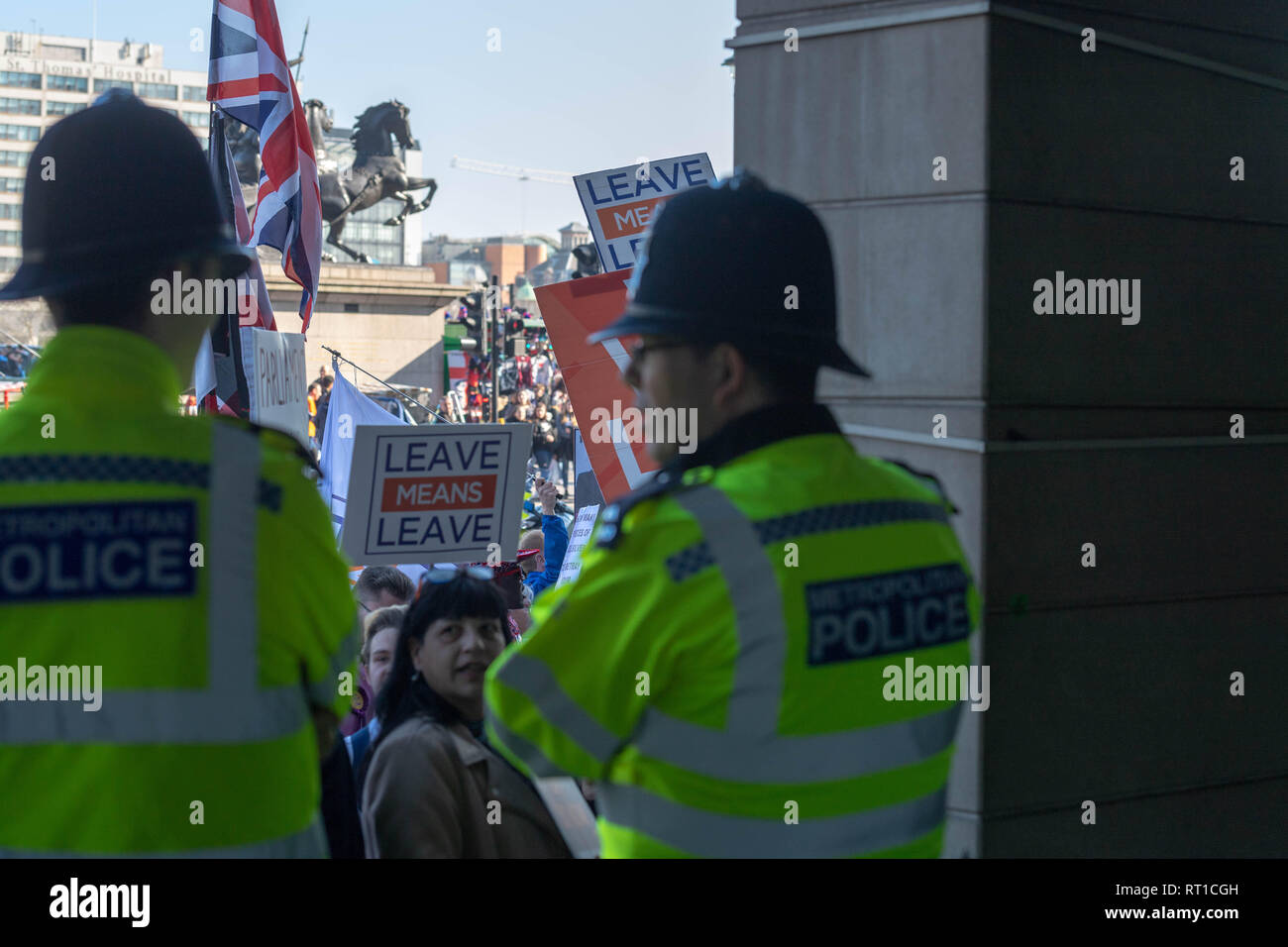 Londres 27 février 2019 manifestants pro et anti Brexit ont pris part à un certain nombre de rassemblements et marches courtes à différents endroits dans la Police de New Westminster a gardé un œil attentif sur les manifestants pro brexit en dehors de Portcullis House Credit Ian Davidson/Alamy Live News Banque D'Images