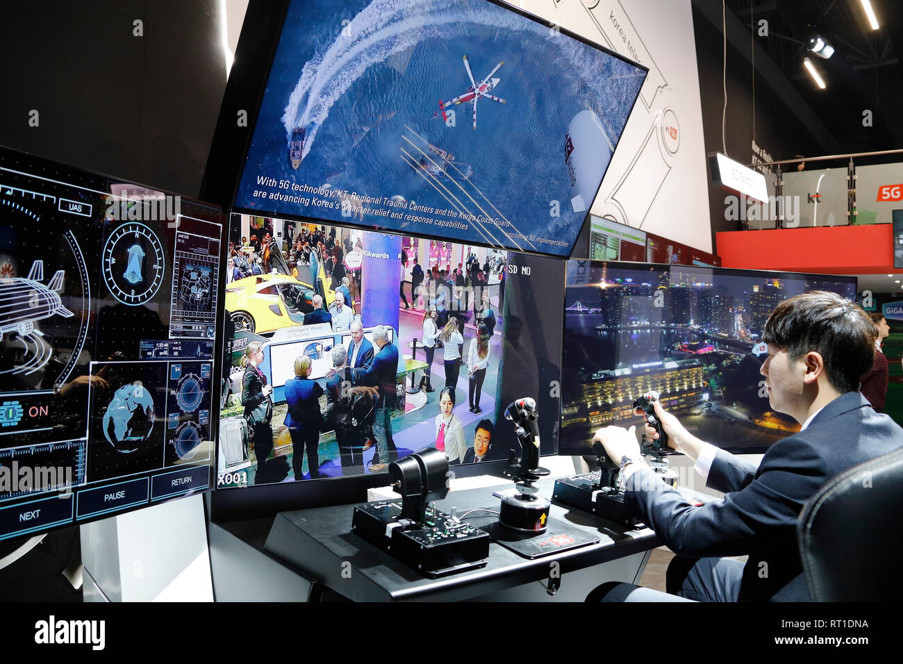 Barcelone, Espagne. Feb 27, 2019. Les visiteurs du Mobile World Congress essayer un 5G Pepelac à Telecom en Corée. Le Mobile World Congress qui se déroule du 25 au 28 février. Credit : Clara Margais/dpa/Alamy Live News Banque D'Images