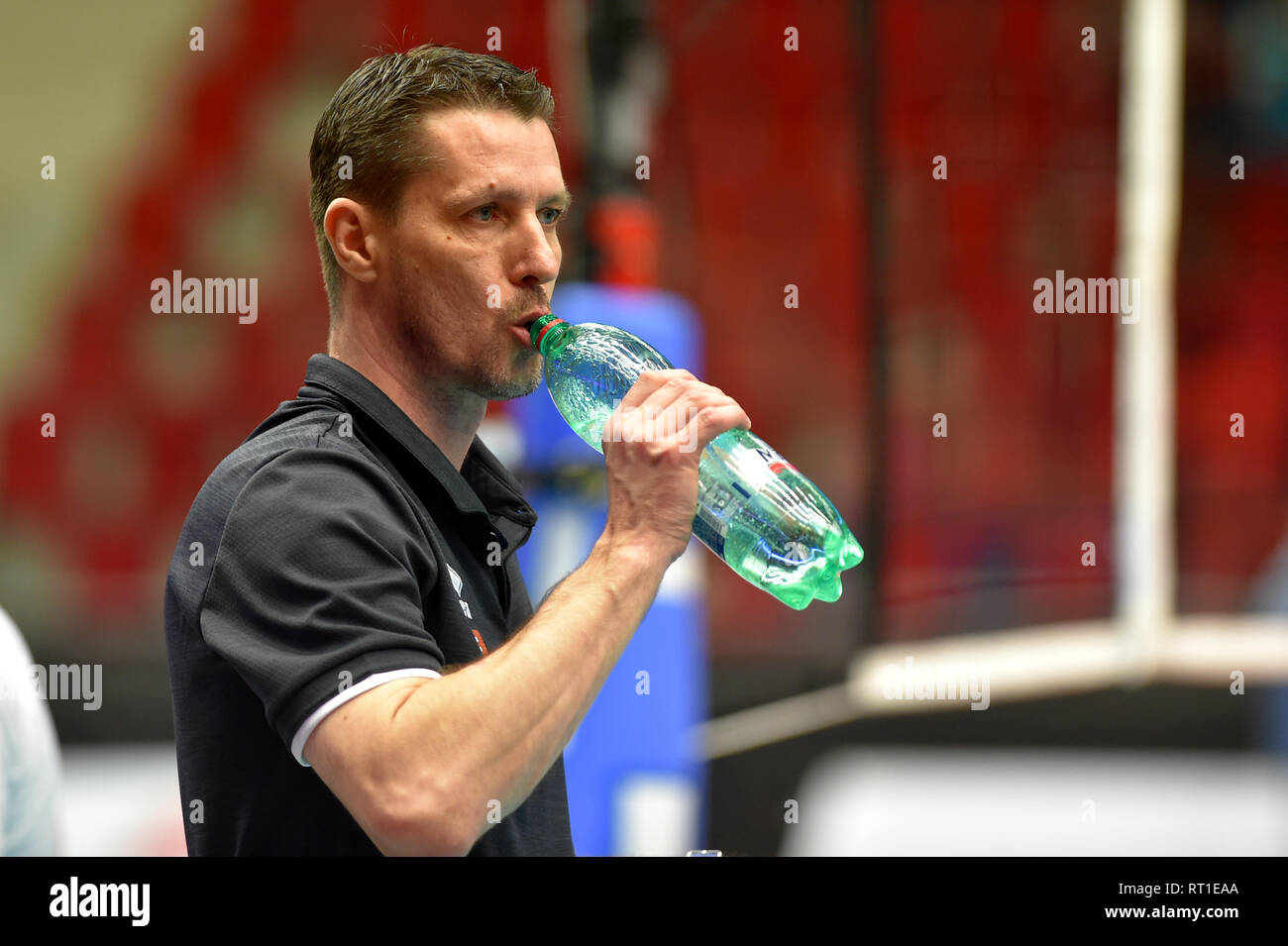 Karlovy Vary, République tchèque. Feb 27, 2019. Jiri Novak, entraîneur de Karlovarsko, est perçu au cours de la 6e tour groupe B de la Ligue des Champions de volley-ball match contre l'Karlovarsko Modena à Karlovy Vary, République tchèque, le 27 février 2019. Credit : Slavomir Kubes/CTK Photo/Alamy Live News Banque D'Images