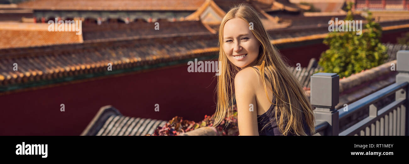 Profiter de vacances en Chine. Jeune femme dans la Cité Interdite. Voyage  en Chine concept. Visa de transit de 72 heures, 144 heures en Chine BANNER,  format long Photo Stock - Alamy