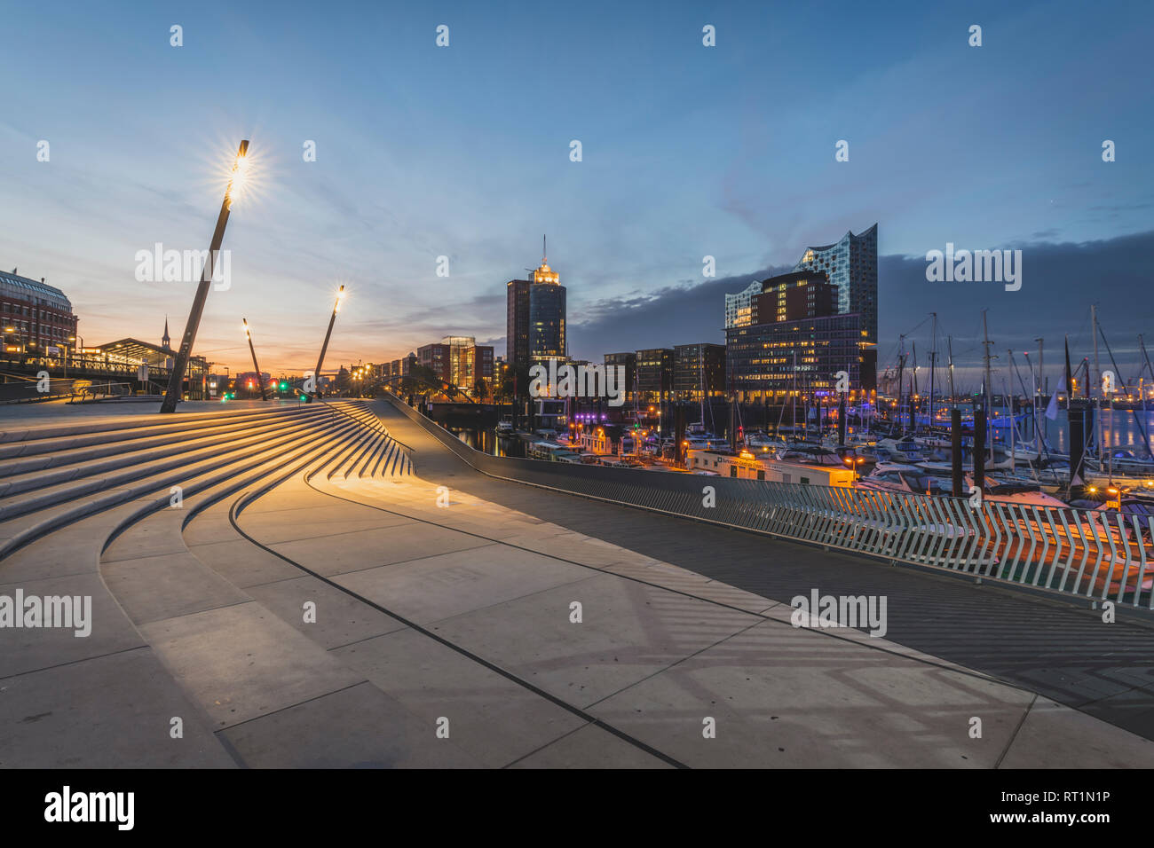 Allemagne, Hambourg, Hafencity avec Elbe Philharmonic Hall en arrière-plan Banque D'Images