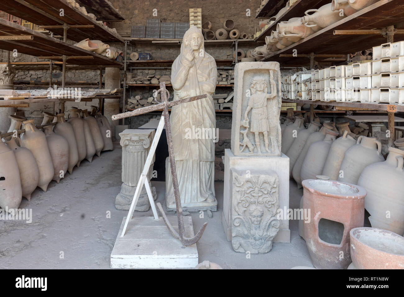 Navires, pots et une variété d'objets d'éruption du Vésuve à Pompéi ont été excavés et catalogué .Pompei, Italie Banque D'Images