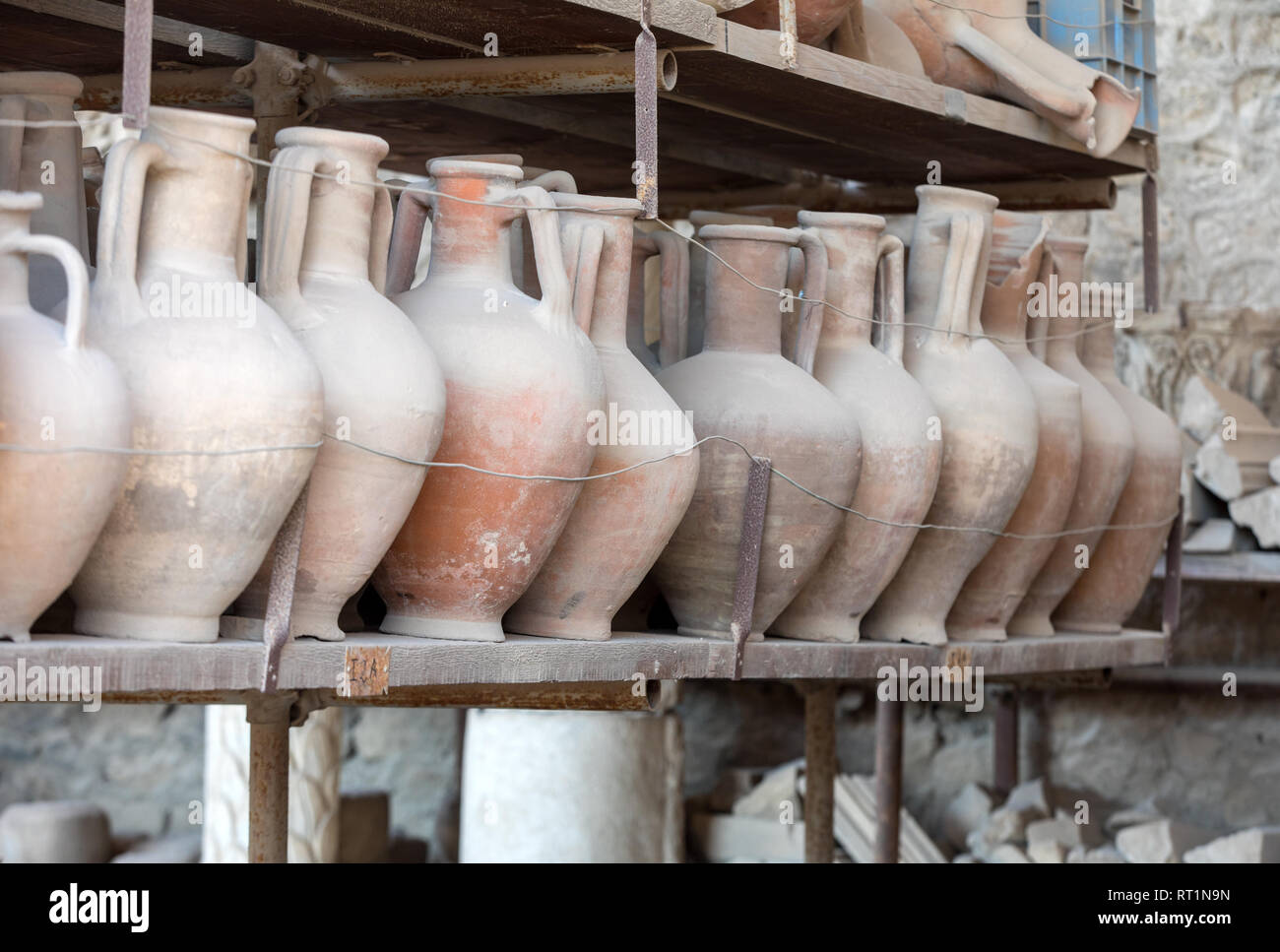 Navires, pots et une variété d'objets d'éruption du Vésuve à Pompéi ont été excavés et catalogué .Pompei, Italie Banque D'Images