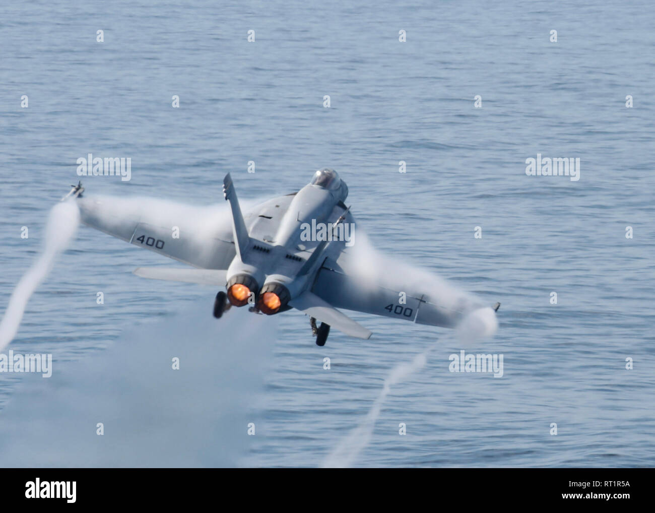 190222-N-MM912-1008 OCÉAN ATLANTIQUE (fév. 22, 2019) Un F/A-18E Super Hornet à partir de la première de la flotte de Strike Fighter Squadron (VFA) 25 lancements depuis le poste de pilotage de la classe Nimitz porte-avions USS ABRAHAM LINCOLN (CVN 72). Abraham Lincoln est en cours la réalisation d'une unité de formation composite (exercice COMPTUEX) Groupe aéronaval avec (CSG) 12. Les composantes de la CSG 12 incarnent une équipe-de-équipes concept, combinant la technologie surface, air et systèmes informatique pour créer et maintenir la capacité opérationnelle. Cela leur permet de se préparer et mener des opérations globales, efficaces et durables ont Banque D'Images