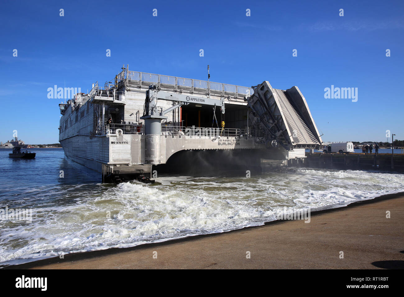 VIRGINIA BEACH, en Virginie (14 février 2019) Transport maritime et  militaire du Commandement de la Force expéditionnaire du navire de  transport rapide USNS Burlington (T-EPF 10) tire en Creek-Fort  expéditionnaire Base Little