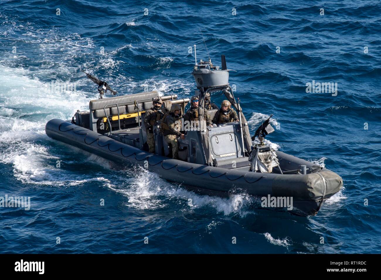 190224-N-NB544-1253 de l'OCÉAN PACIFIQUE (fév. 24, 2019) une vipère Marine embarcation pneumatique à coque rigide en commun aux côtés de la classe San Antonio-dock transport amphibie USS John P. Murtha (LPD 26) en préparation d'une visite, conseil, recherche et la saisie de l'évolution. John P. Murtha est en cours, la réalisation des opérations de routine dans le cadre d'un groupe amphibie USS Boxer (ARG) dans l'océan Pacifique. (U.S. Photo par marine Spécialiste de la communication de masse 2e classe Kyle Carlstrom) Banque D'Images