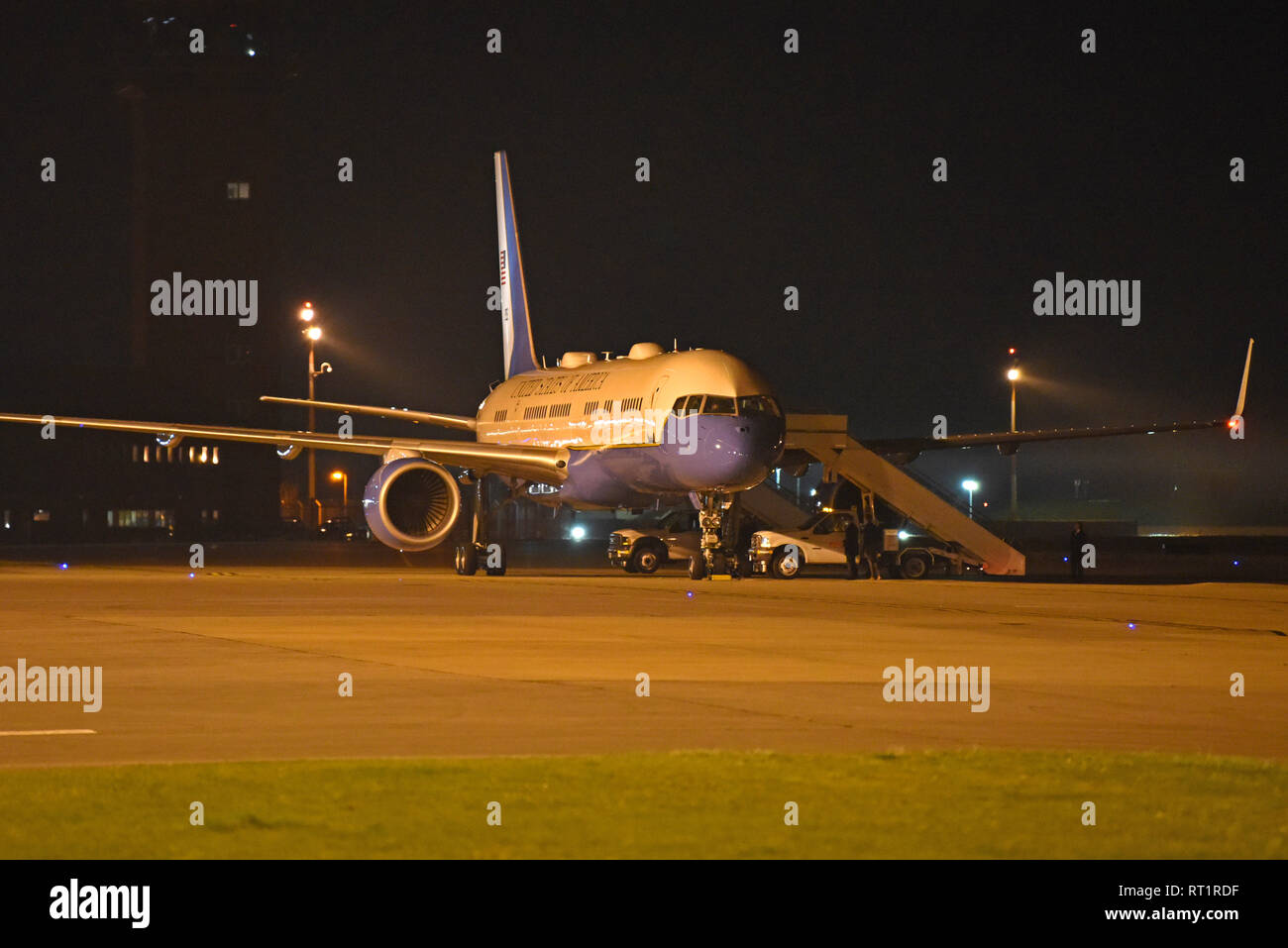 Un Boeing C-32, connu sous le nom de "Air Force Two" reçoit le carburant pendant un arrêt à RAF Mildenhall, Angleterre, le 26 février 2019. Avec l'Air Force One et un E-4B Centre national des opérations aériennes, les avions étaient en route vers Hanoi, la capitale du Vietnam, pour le Président Donald J. Trump's second sommet avec le dirigeant nord-coréen Kim Jong-Un. (U.S. Air Force photo par un membre de la 1re classe Brandon Ésaü) Banque D'Images