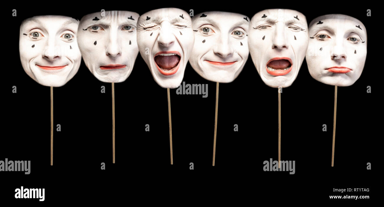 Des masques avec différentes émotions de la pantomime sur le fond noir Banque D'Images