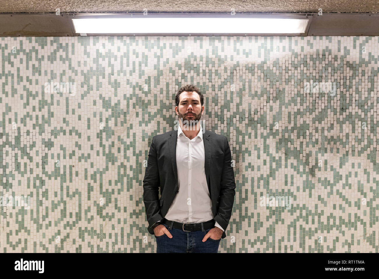 UK, Londres, Portrait of serious businessman dans un passage d'un métro Banque D'Images