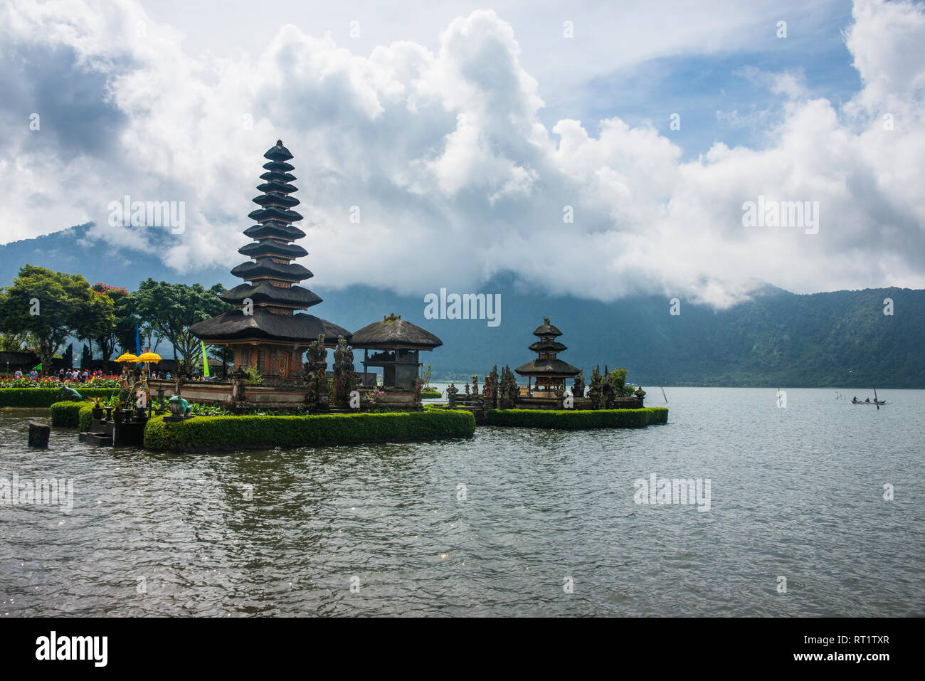 L'INDONÉSIE, Bali, View of Temple Pura Ulun Danu Bratan au lac Bratan Banque D'Images