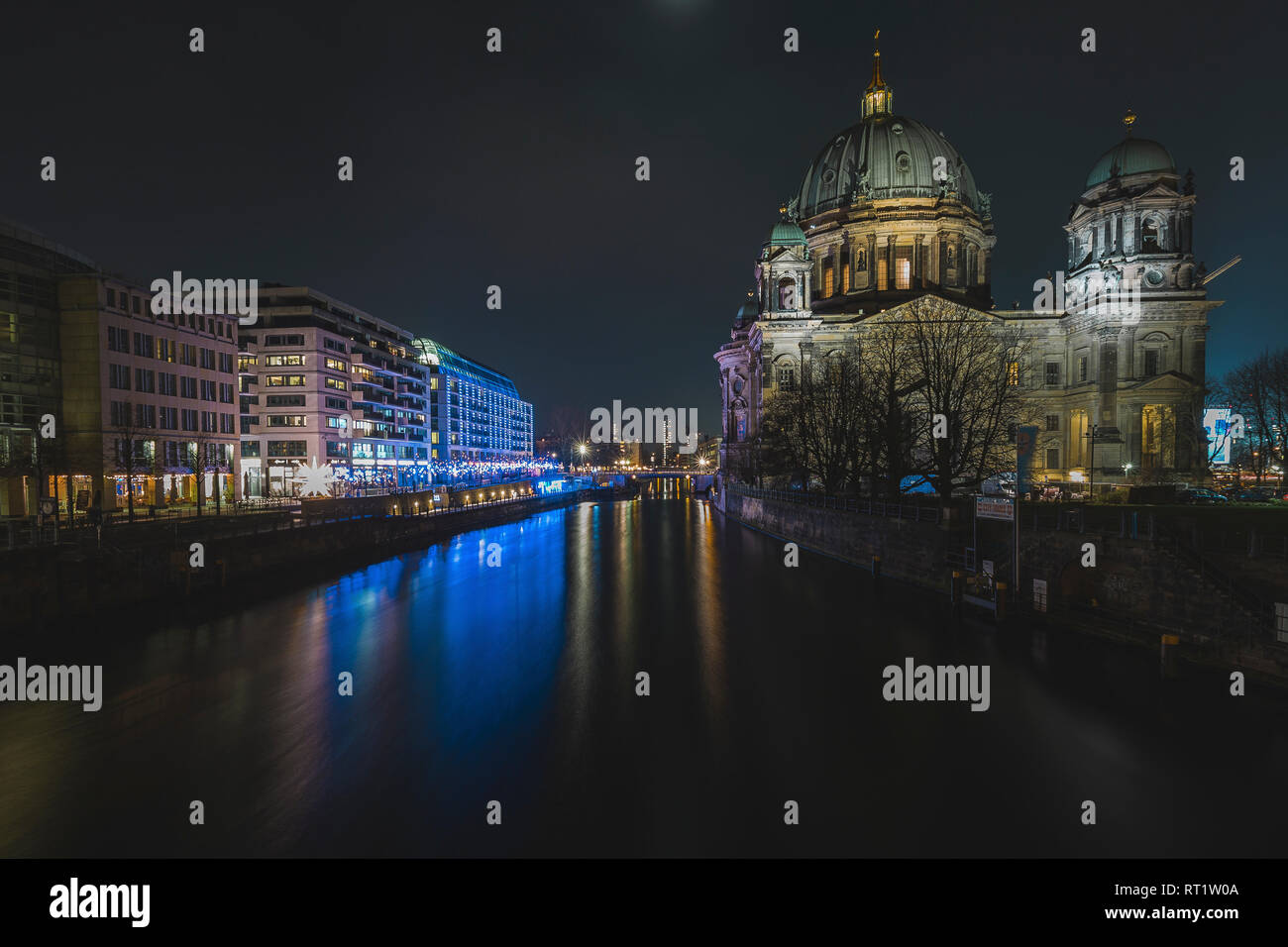 Allemagne, Berlin, Berlin, la cathédrale de Berlin et Friedrichs Bridge at night Banque D'Images