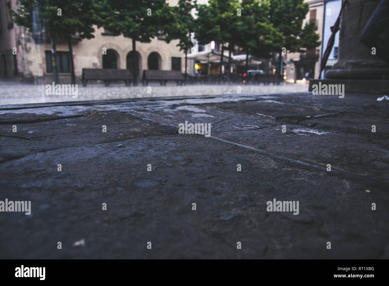 Une faible perspective de forte pluie. Gouttes de pluie dans un pavament la place principale de 'La Porxada' de Granollers, Barcelone, Catalogne, Espagne Banque D'Images