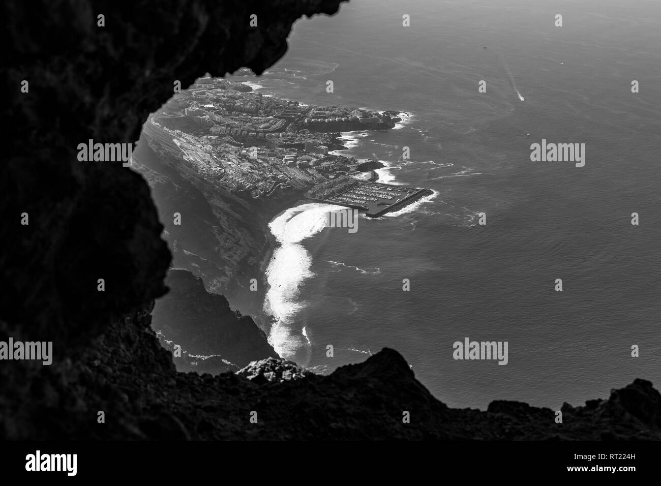 Rocher connu sous le nom de l'Oeil de Los Gigantes, trou dans les falaises au-dessus du village de Tenerife, Canaries, Espagne, Banque D'Images