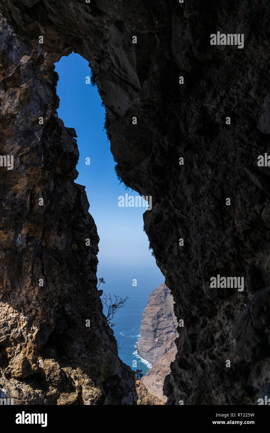 Rocher connu sous le nom de l'Oeil de Los Gigantes, trou dans les falaises au-dessus du village de Tenerife, Canaries, Espagne, Banque D'Images