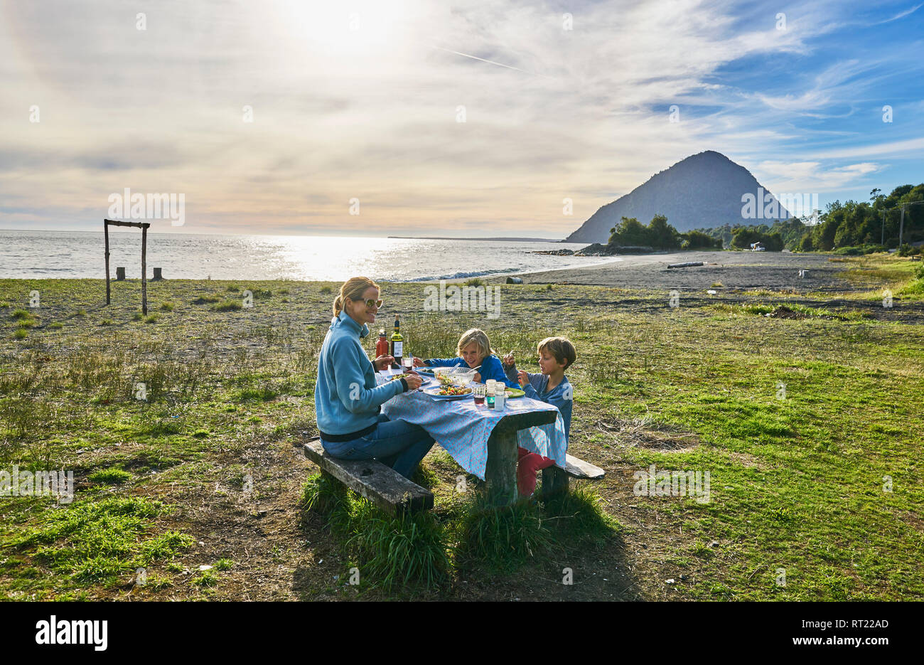 Le Chili, Chaiten, Carretera Austral, having picnic à la plage Banque D'Images