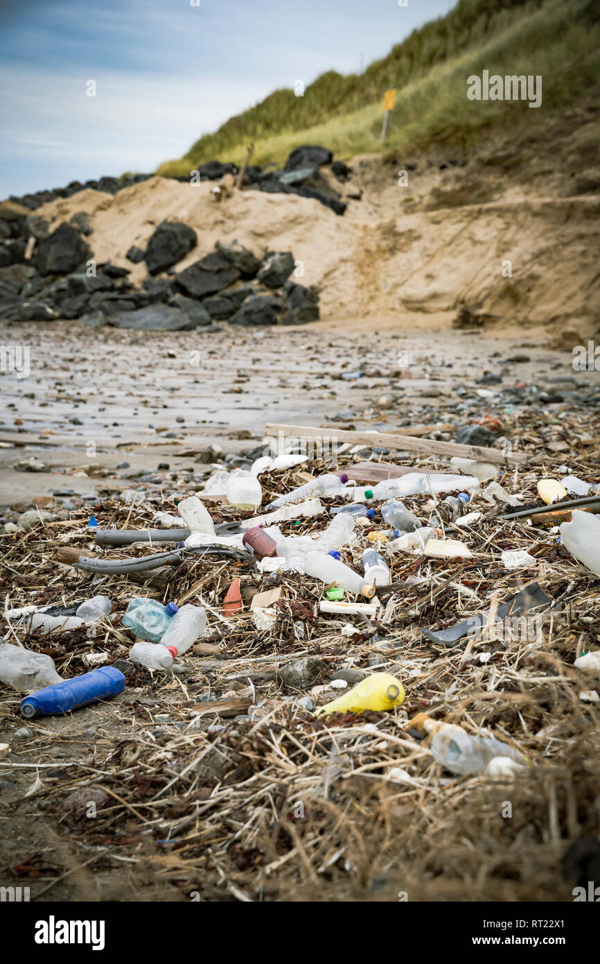 Le Danemark, le Nord du Jutland, la pollution en plastique sur la plage Banque D'Images