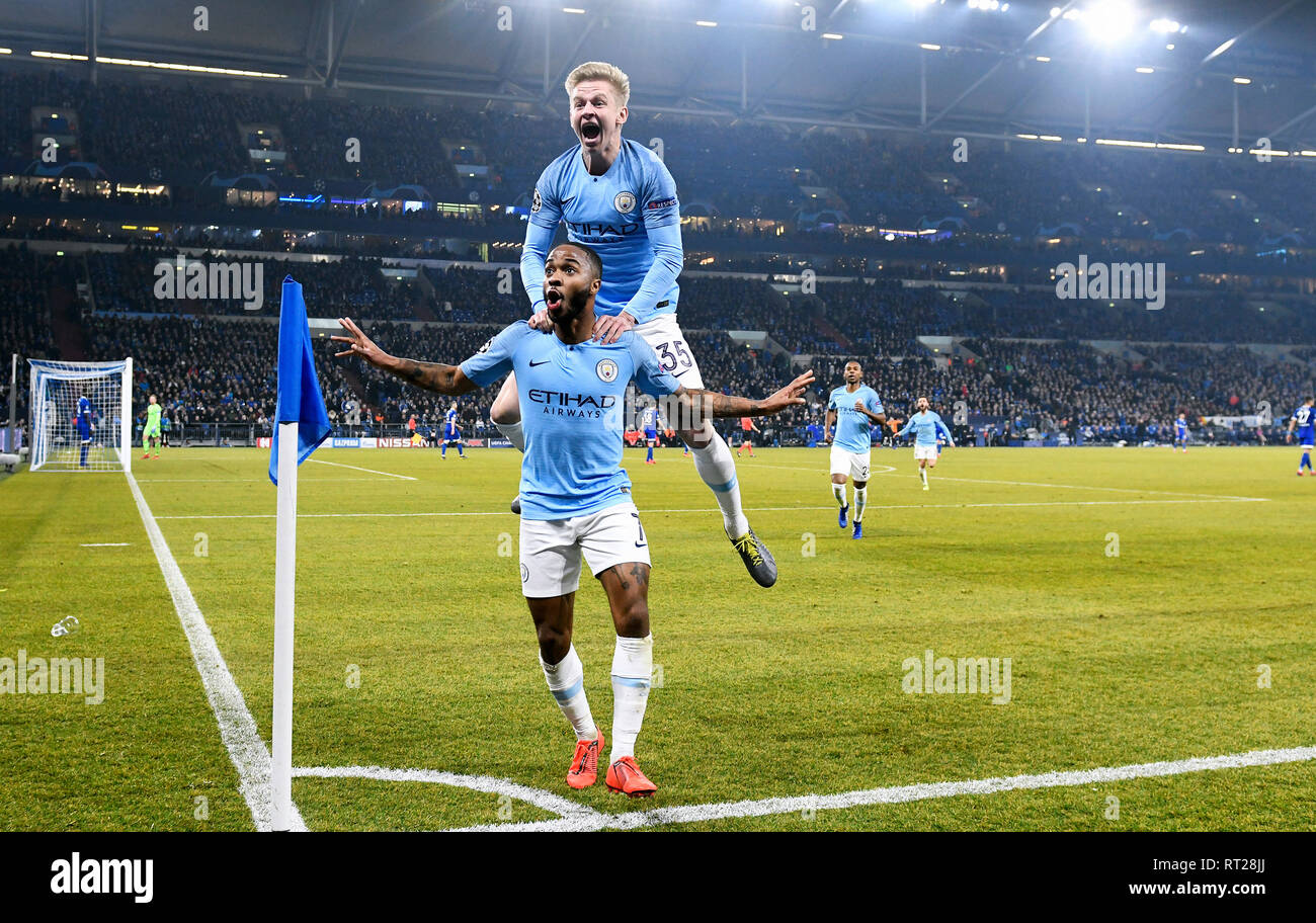 Raheem Sterling se réjouit après son but à 3:2 pour Manchester City dans la première étape de la ronde de la Ligue des Champions à Schalke 04 Banque D'Images