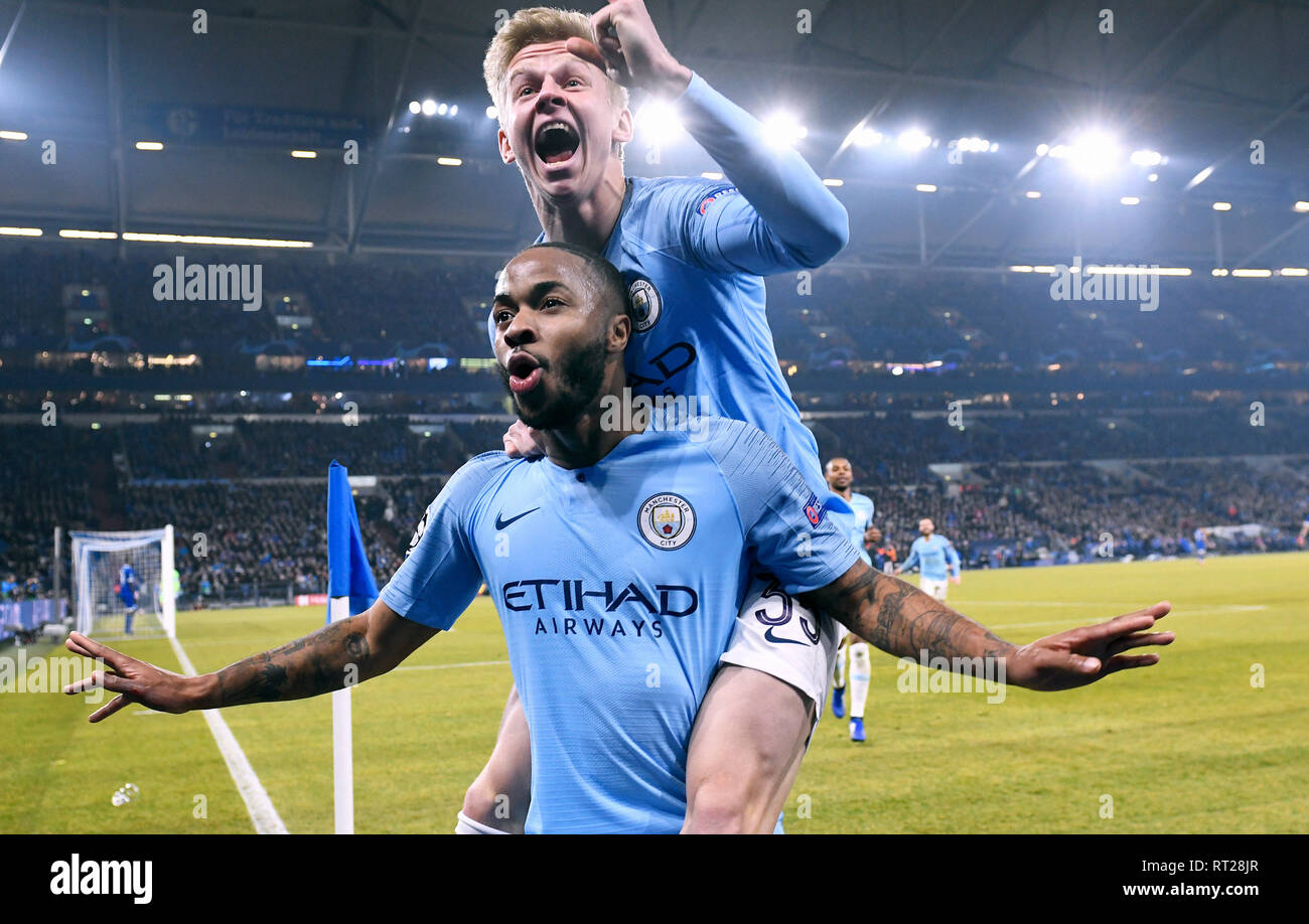 Raheem Sterling se réjouit après son but à 3:2 pour Manchester City dans la première étape de la ronde de la Ligue des Champions à Schalke 04 Banque D'Images
