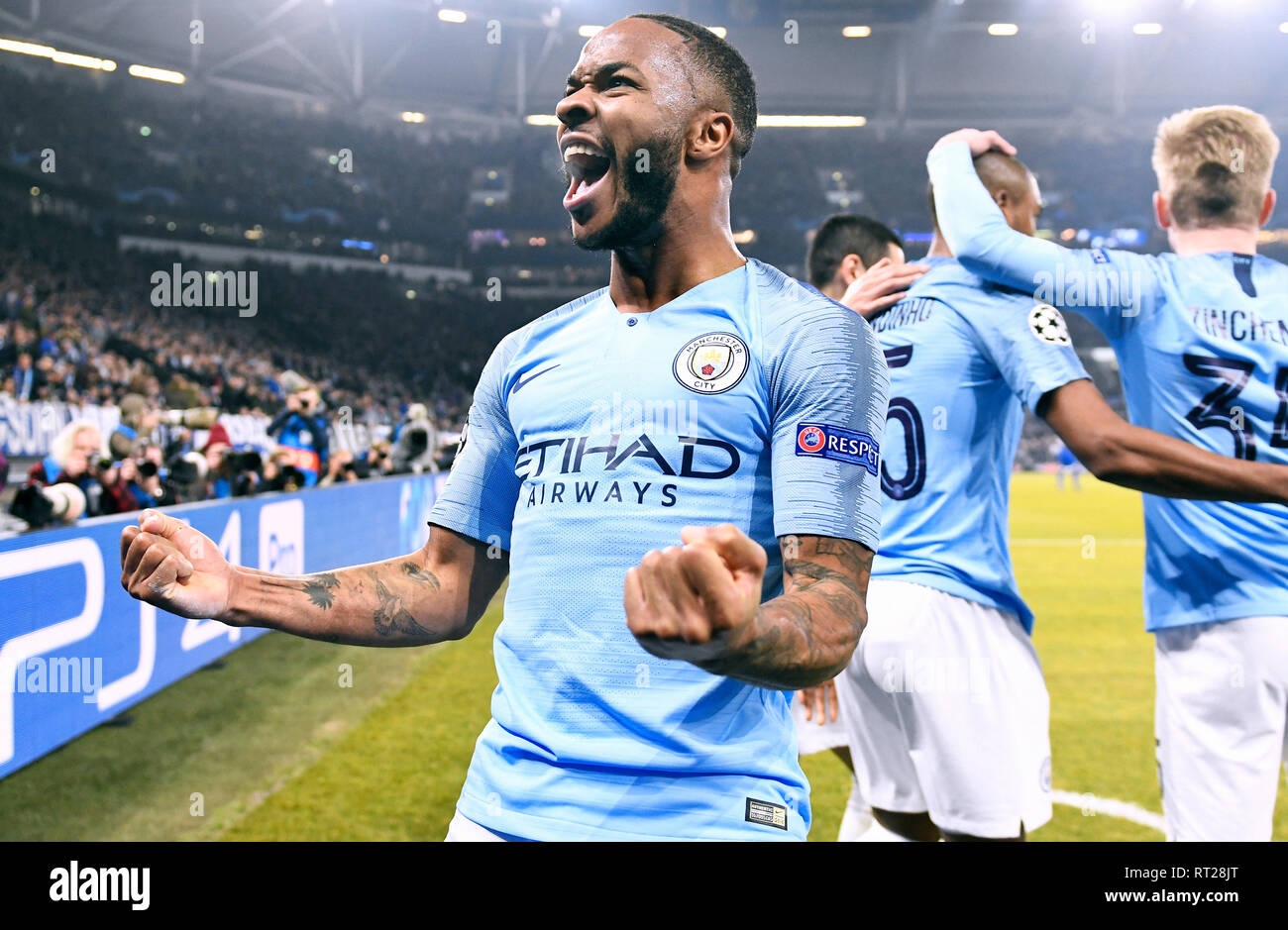 Raheem Sterling se réjouit après son but à 3:2 pour Manchester City dans la première étape de la ronde de la Ligue des Champions à Schalke 04. Banque D'Images