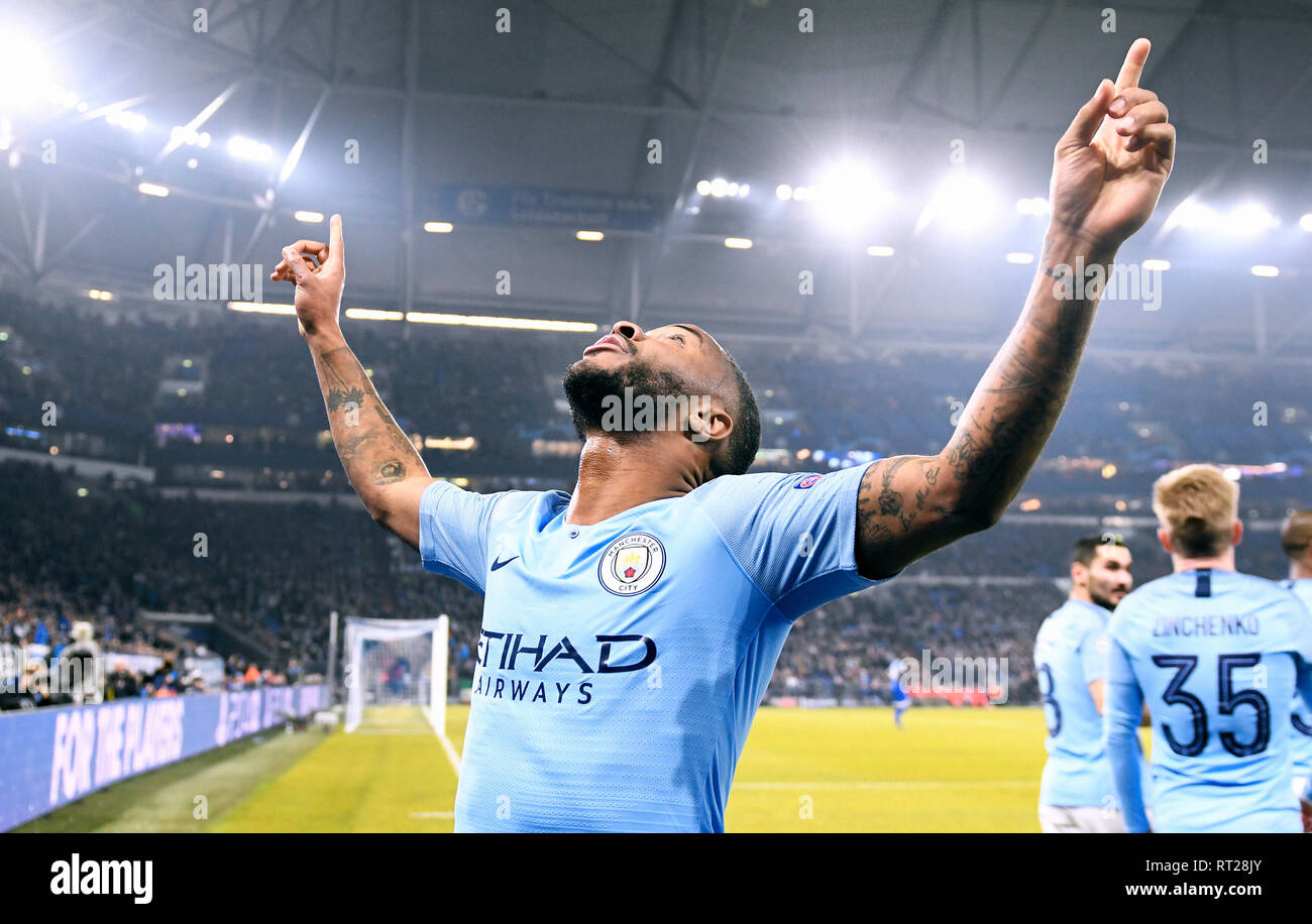 Raheem Sterling se réjouit après son but à 3:2 pour Manchester City dans la première étape de la ronde de la Ligue des Champions à Schalke 04. Banque D'Images