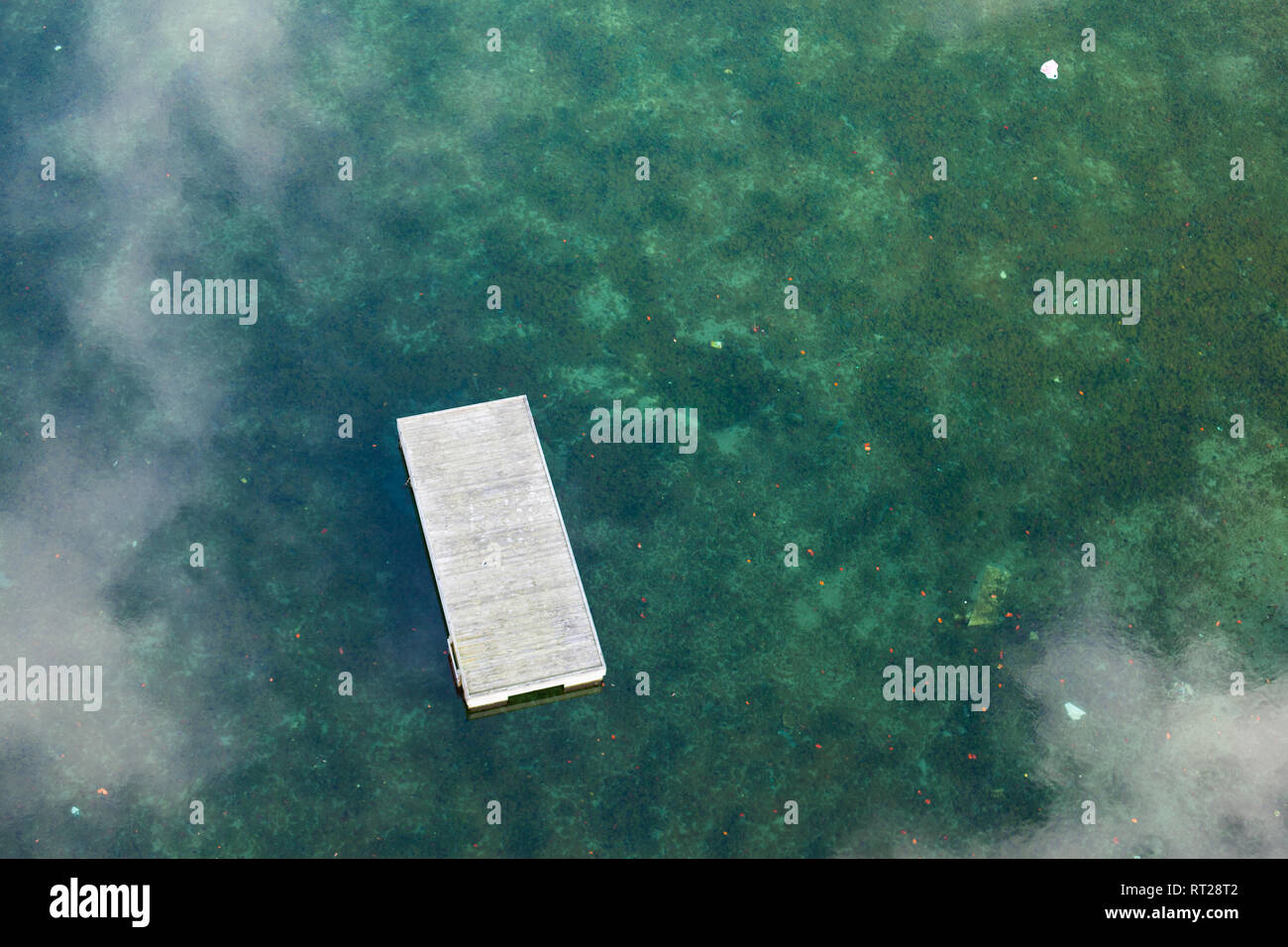 Aire de jeux au bord de l'eau avec jetée flottante Banque D'Images