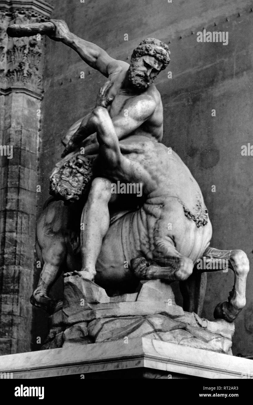 Voyage à Florence - Italie en 1950 - Hercules Hercules et Nessus, battant le centaure Nessus. Statue de Giambologna aka Giovanni da Bologna, Loggia dei Lanzi, Florence. L'image date de 1954. Photo Erich Andres Banque D'Images