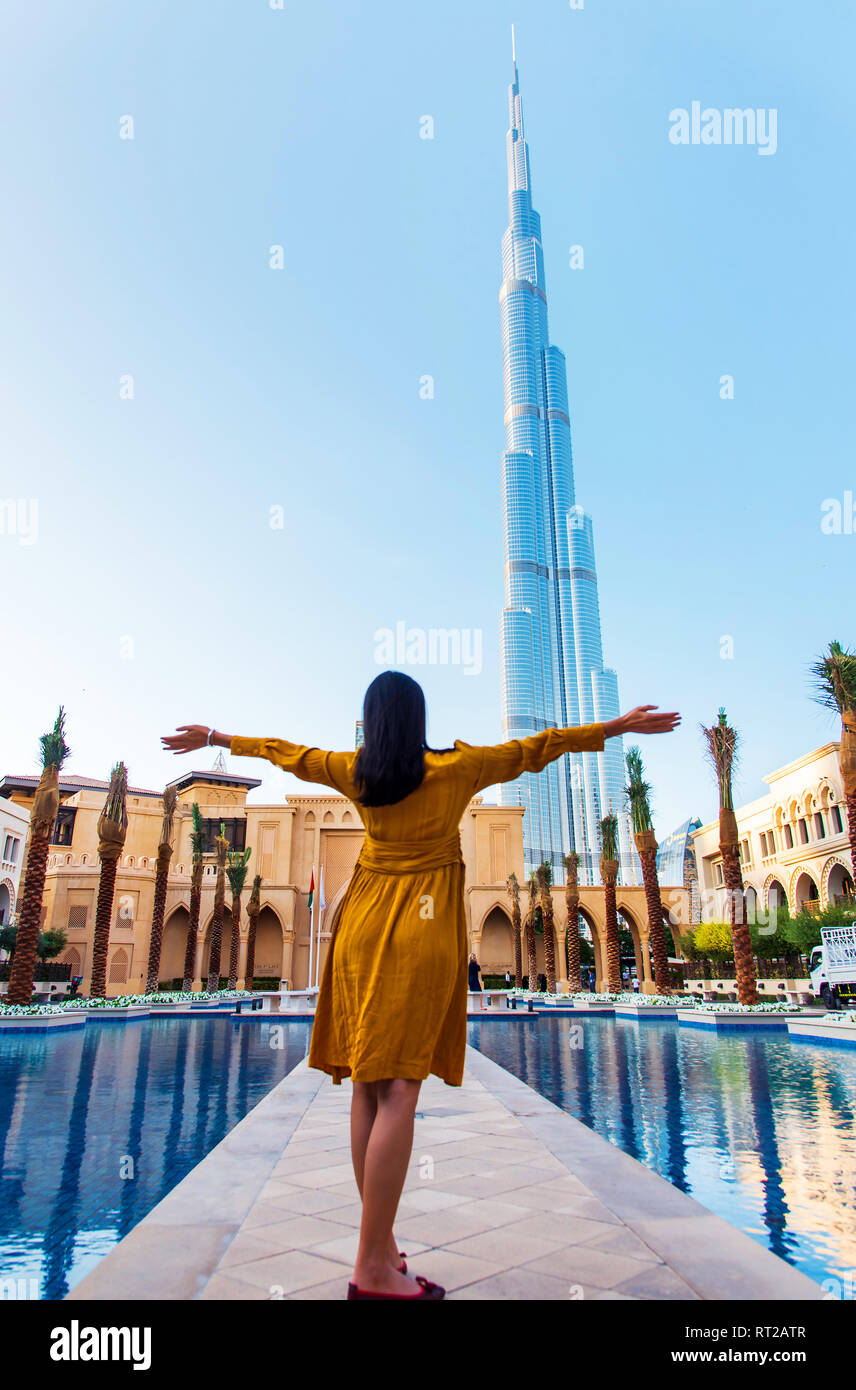 Woman en face du monument de Dubaï, Émirats Arabes Unis Banque D'Images