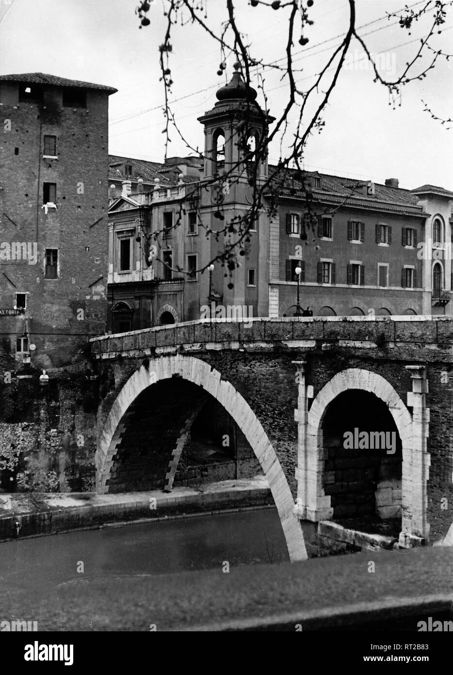 Voyage à Rome - Italie en 1950 - Vue de pont Ponte Sublicio Sublicio, traverse le Tibre à Rome. Sublicio Die Brücke über den Tibre dans RTom, Italien. L'image date de 1954. Photo Erich Andres Banque D'Images