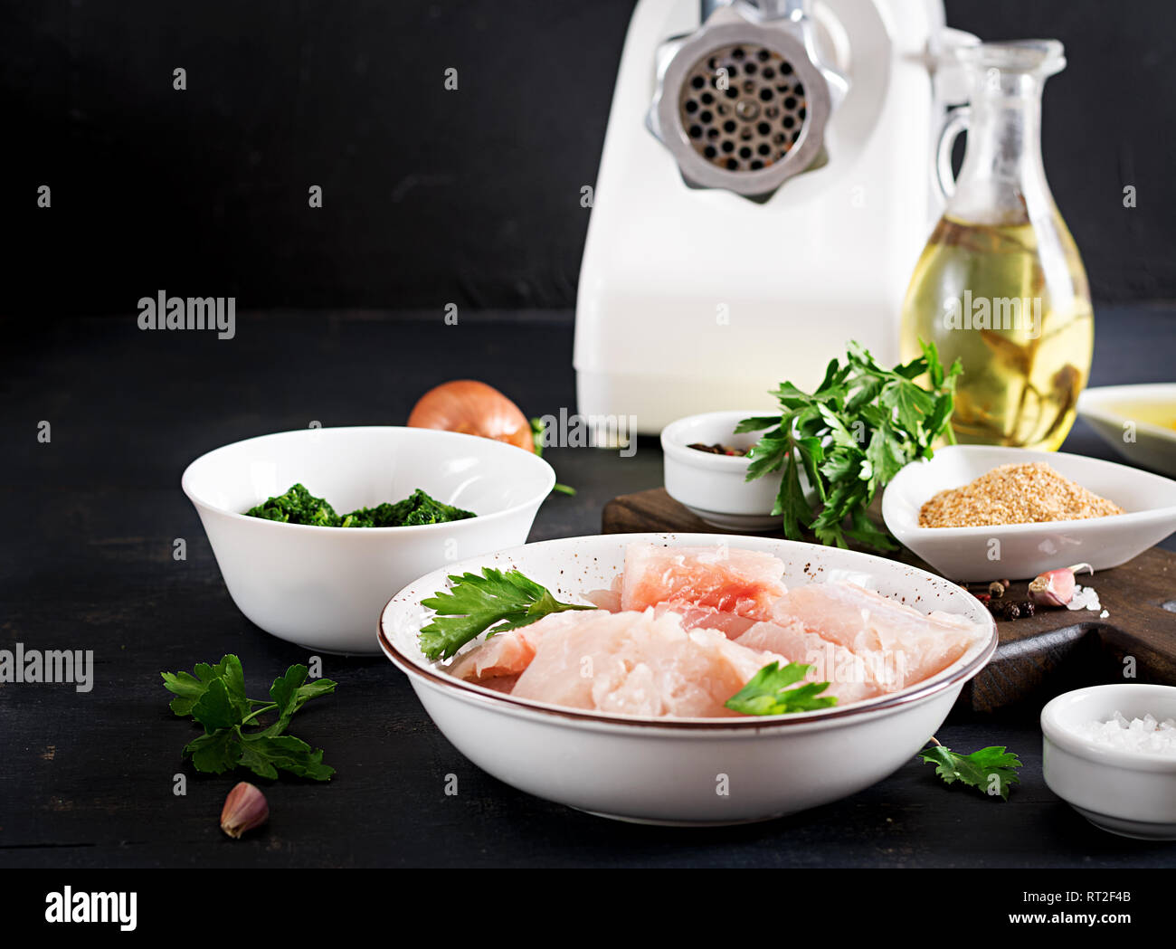 Ingrédients pour gâteau de poisson maison, épinards, oeufs de morue et de chapelure. Escalopes de cabillaud cru hachée. Banque D'Images